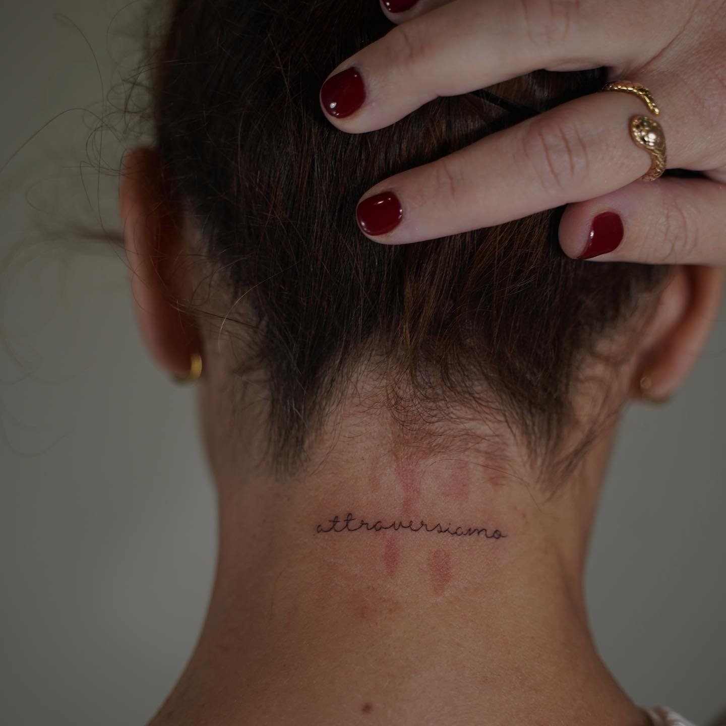 Tatuaje de frase en antebrazo, línea fina Sinkply Madrid