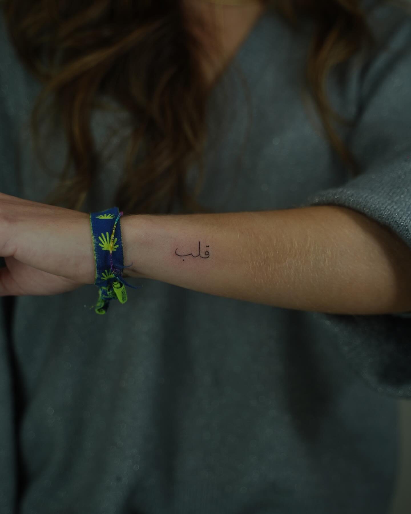 Tatuaje de frase en antebrazo, línea fina Sinkply Madrid