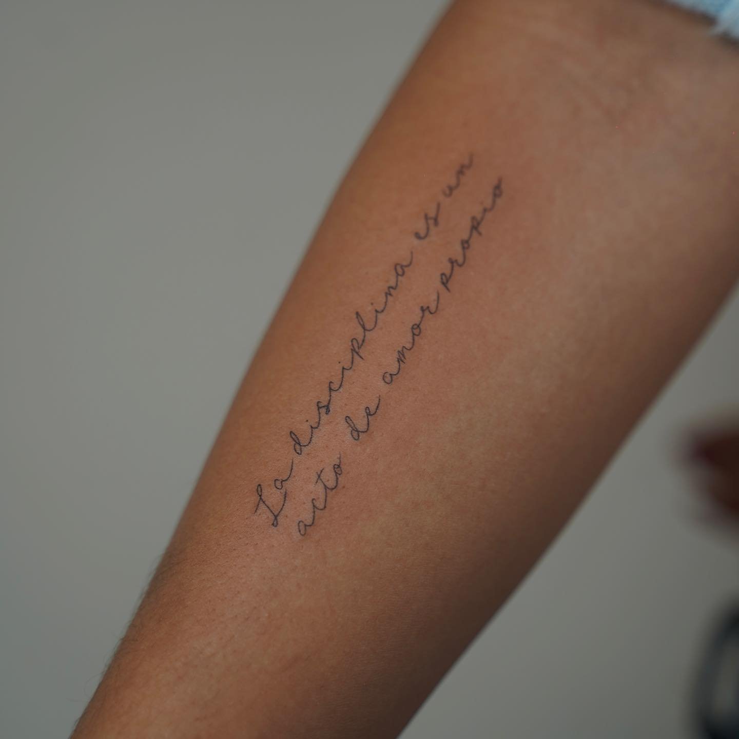 Tatuaje de frase en antebrazo, línea fina Sinkply Madrid