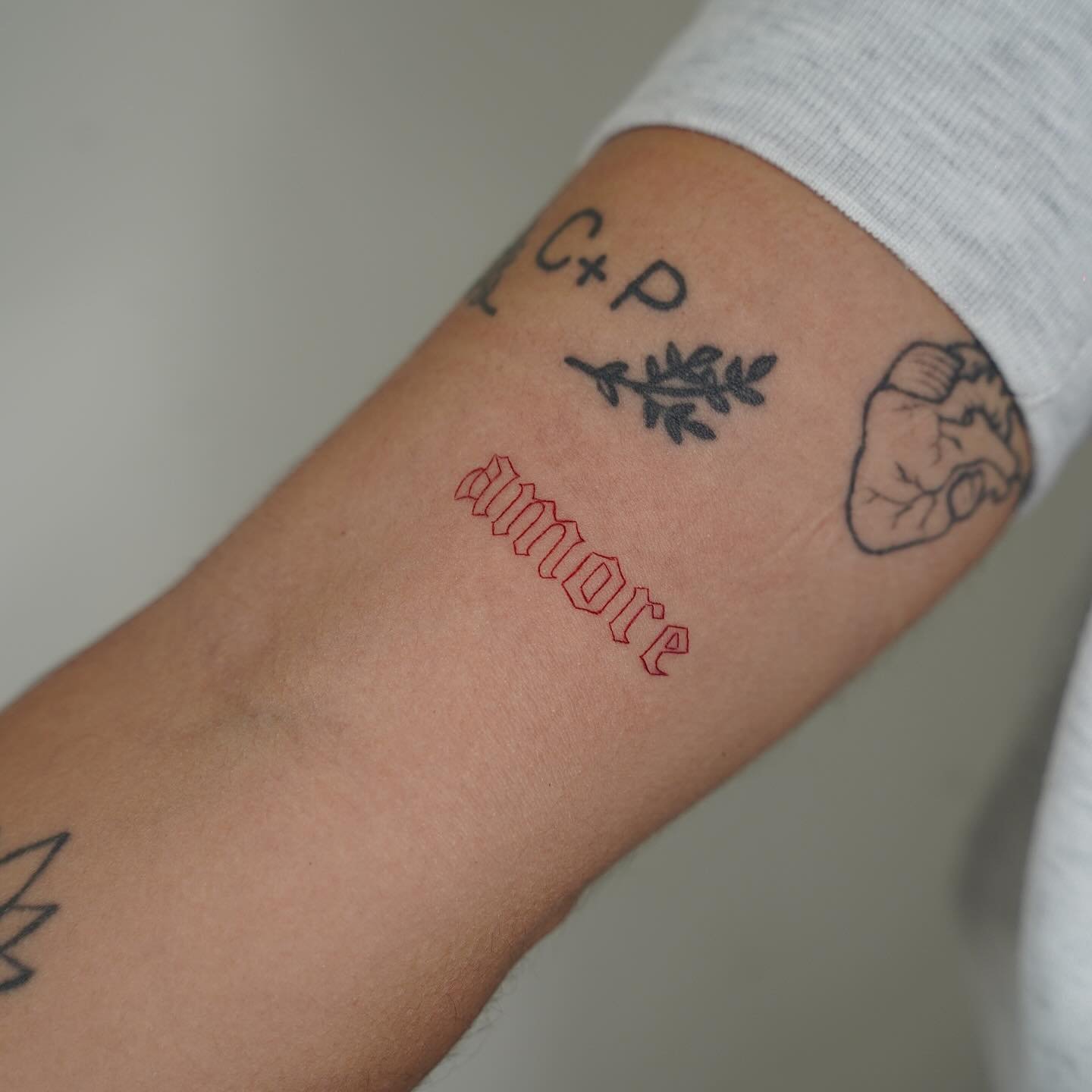 Tatuaje de frase en antebrazo, línea fina Sinkply Madrid