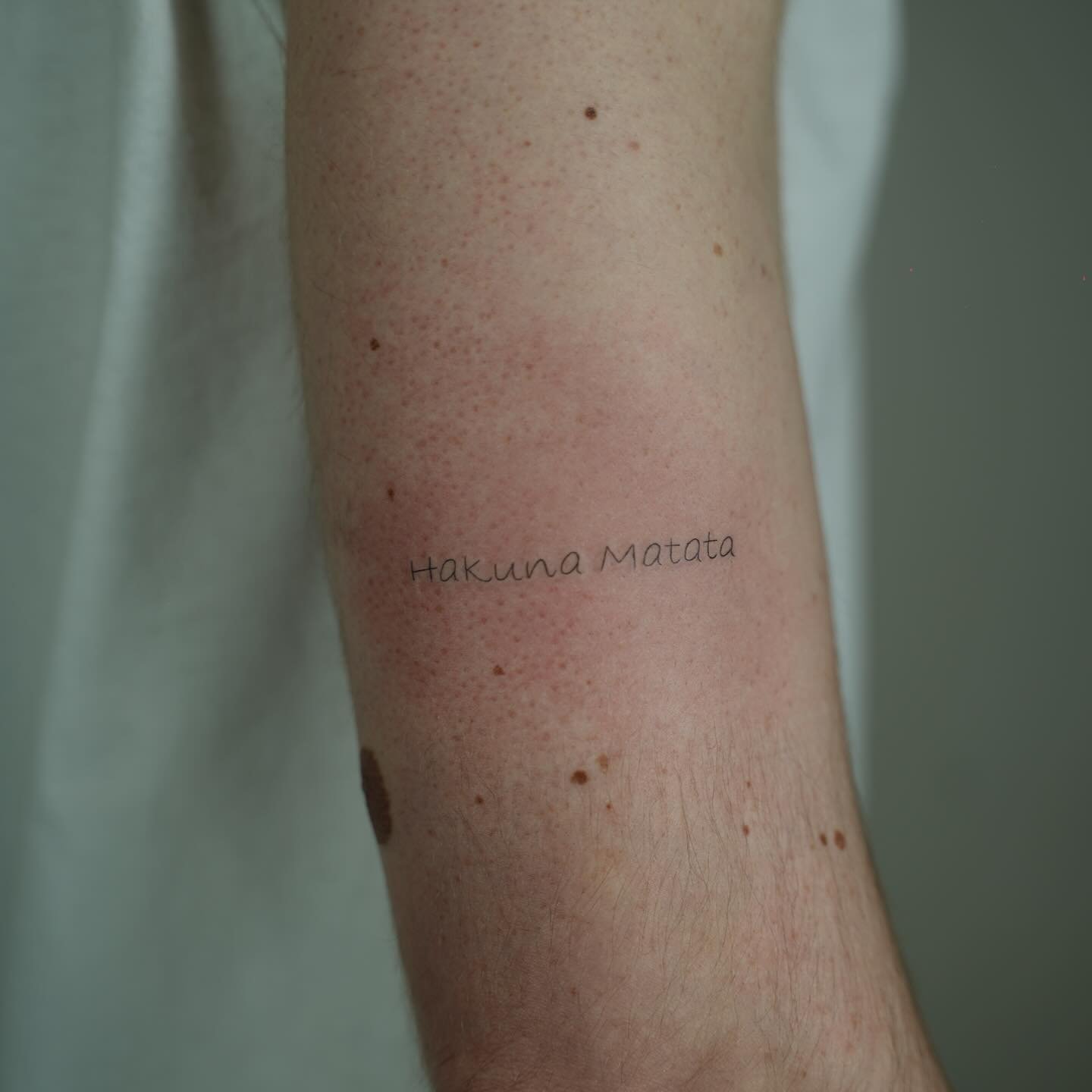 Tatuaje de frase en antebrazo, línea fina Sinkply Madrid