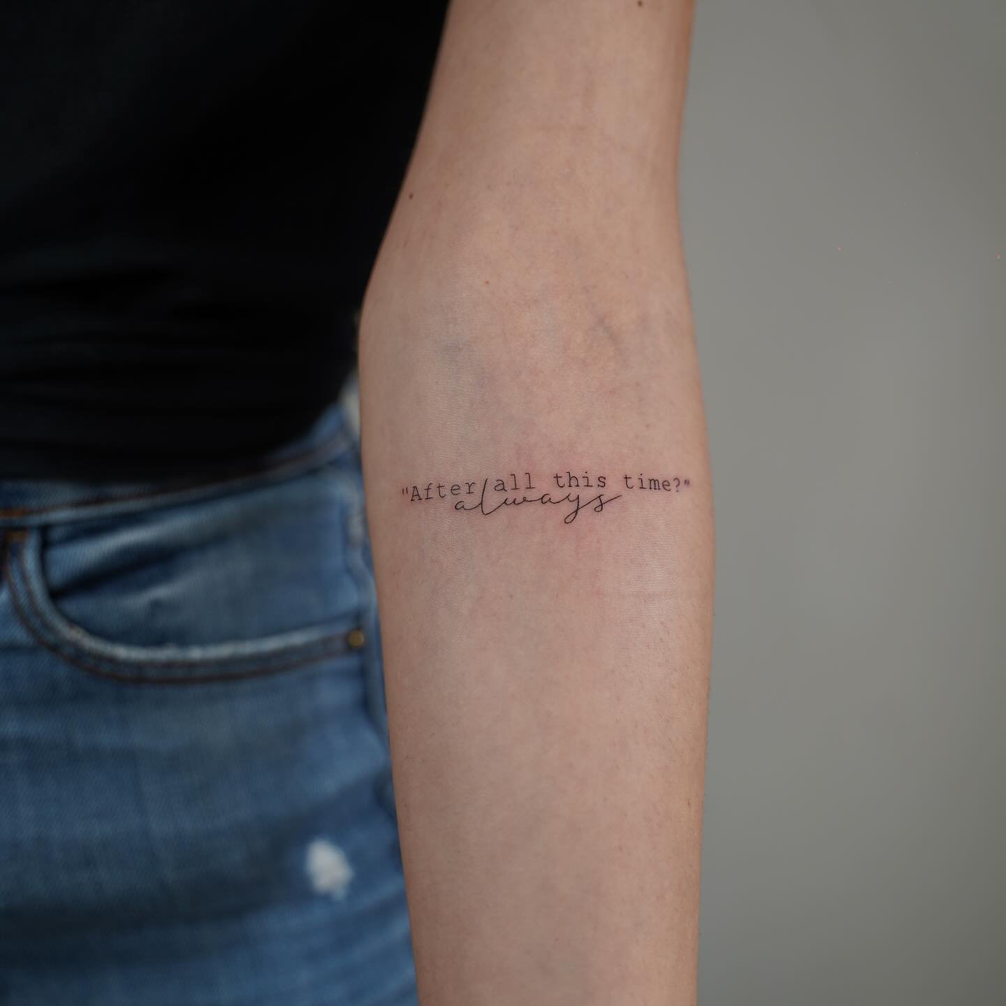 Tatuaje de frase en antebrazo, línea fina Sinkply Madrid