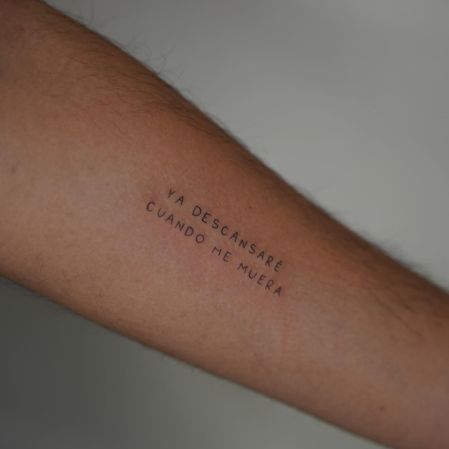 Tatuaje de frase en antebrazo, línea fina Sinkply Madrid