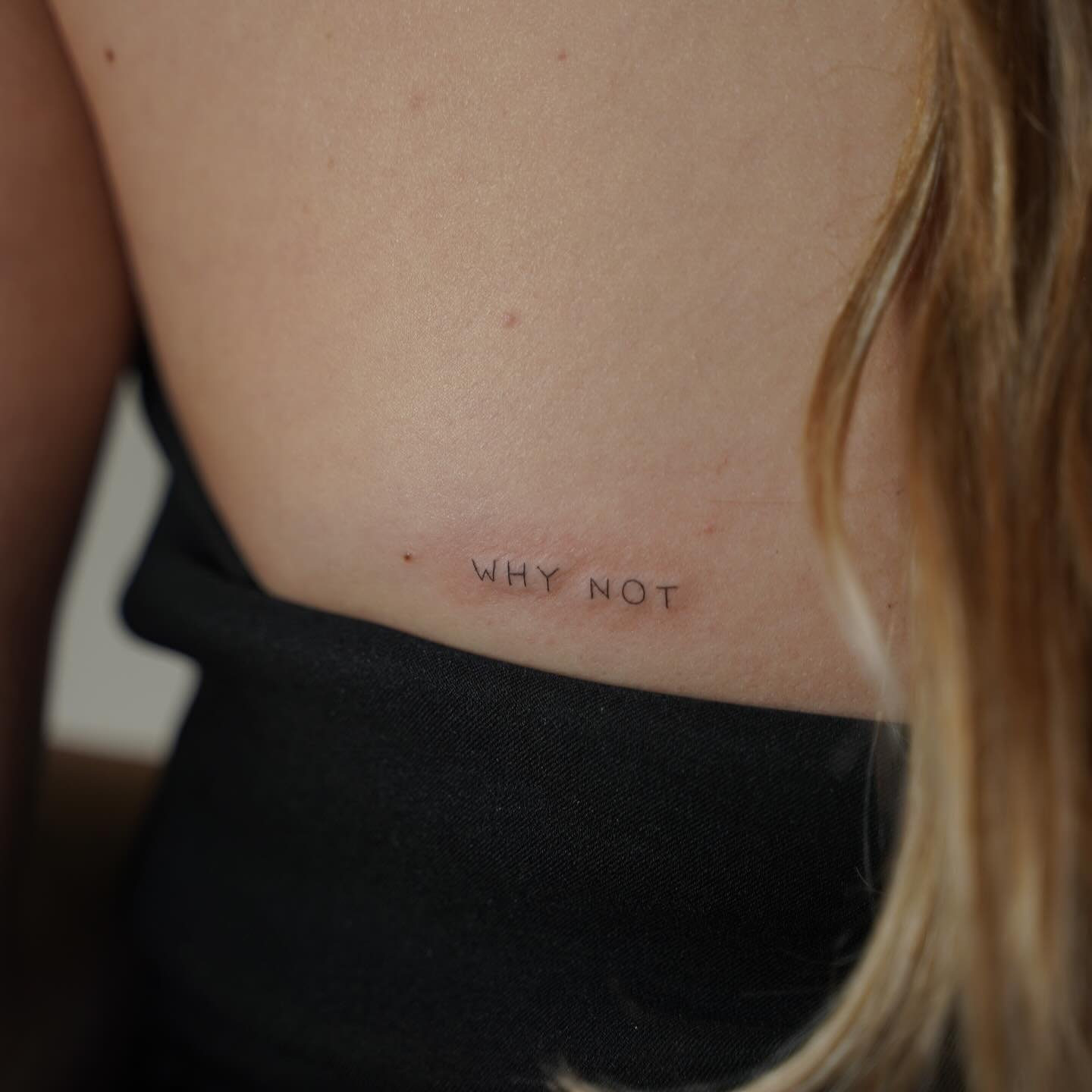 Tatuaje de frase en antebrazo, línea fina Sinkply Madrid