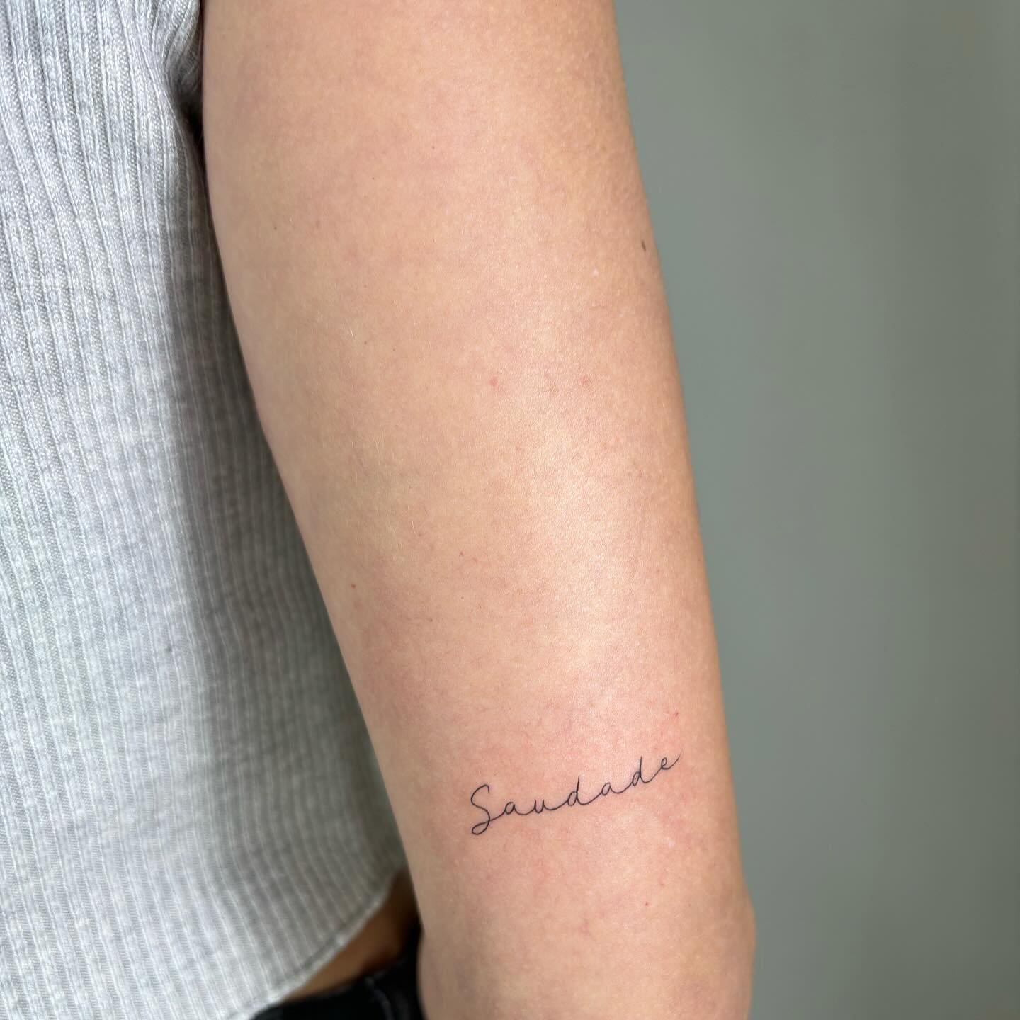 Tatuaje de frase en antebrazo, línea fina Sinkply Madrid
