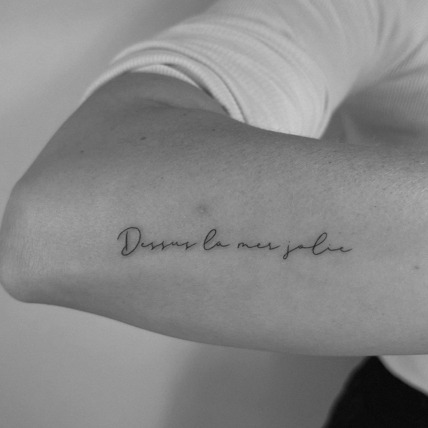 Tatuaje de frase en antebrazo, línea fina Sinkply Madrid