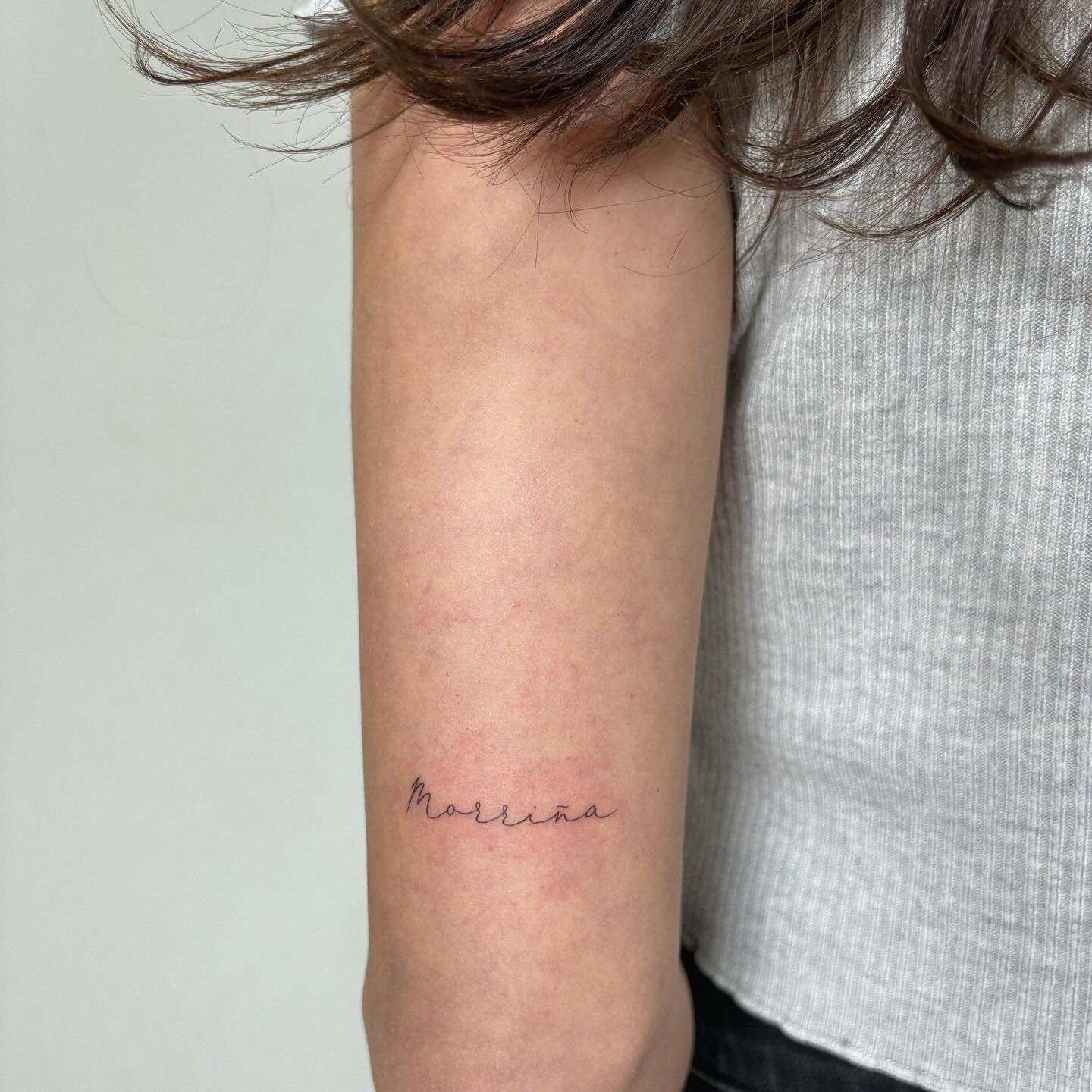 Tatuaje de frase en antebrazo, línea fina Sinkply Madrid