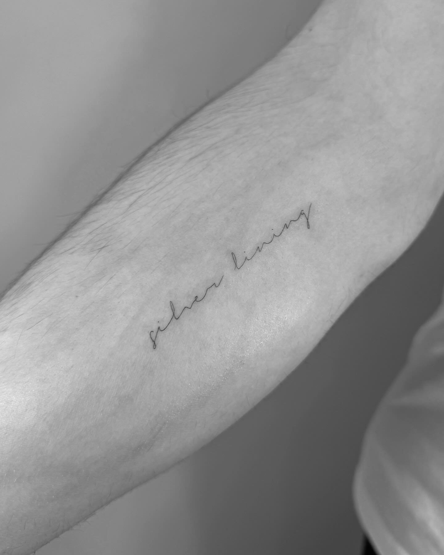 Tatuaje de frase en antebrazo, línea fina Sinkply Madrid
