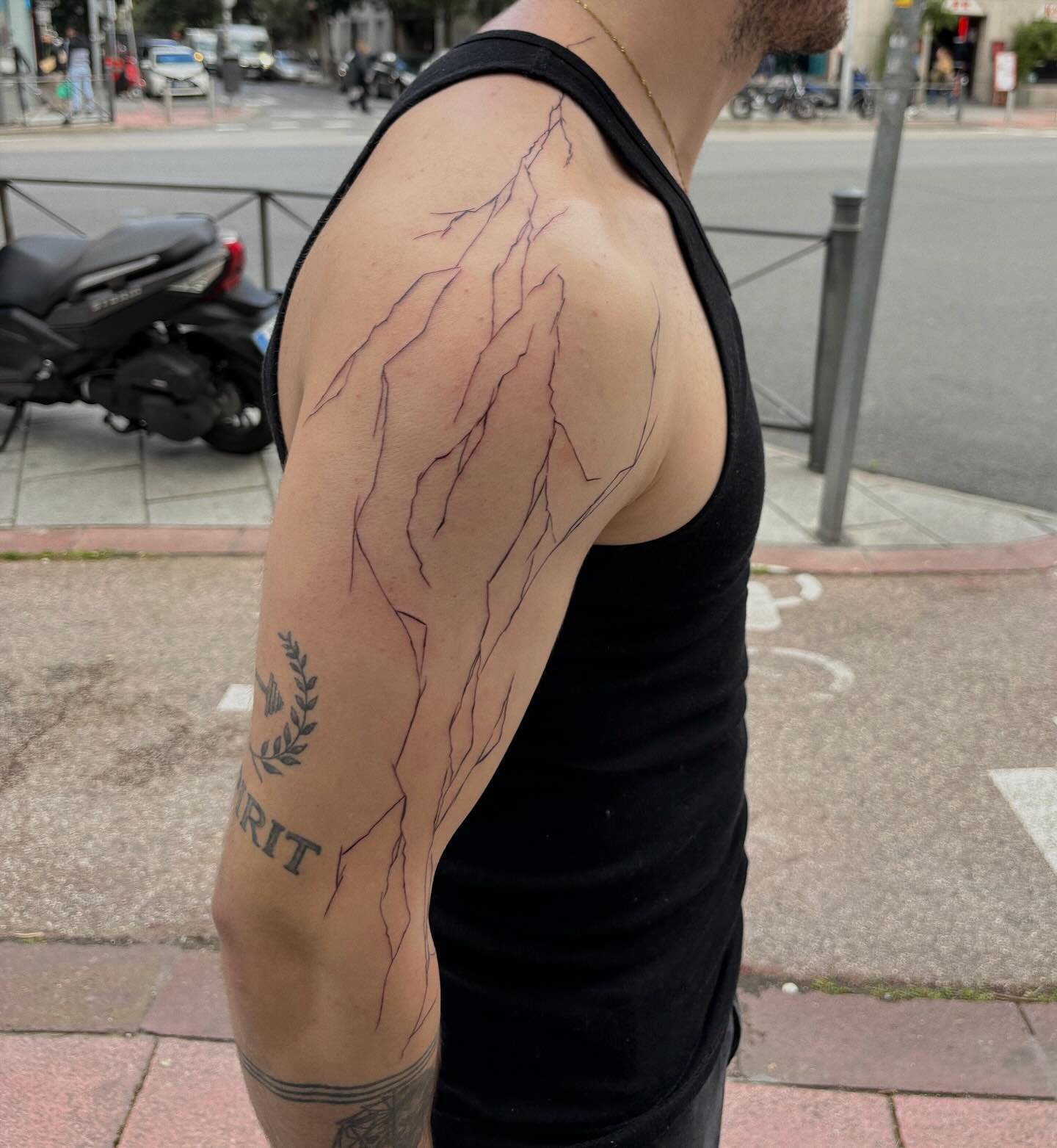Tatuaje de frase en antebrazo, línea fina Sinkply Madrid
