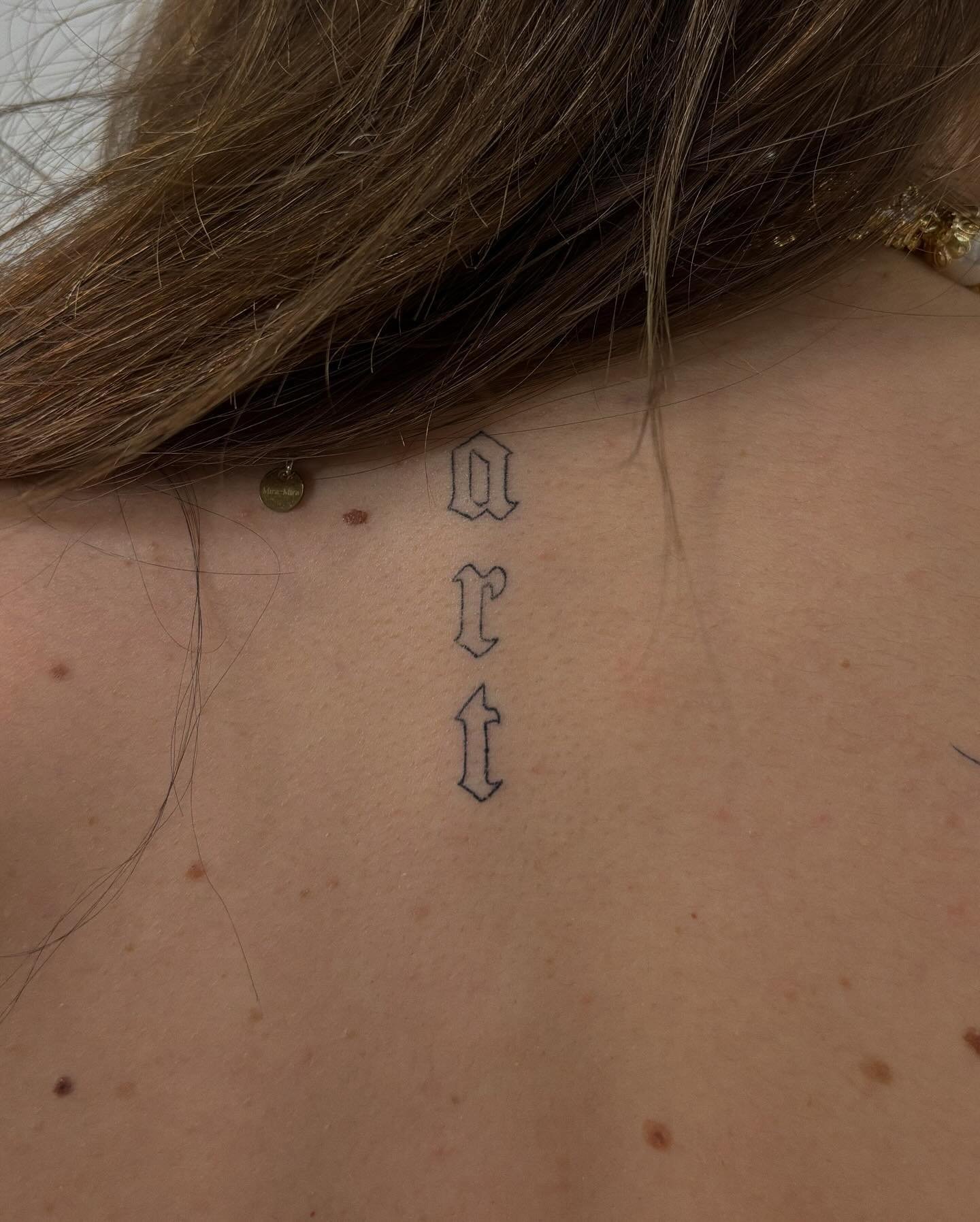 Tatuaje de frase en antebrazo, línea fina Sinkply Madrid
