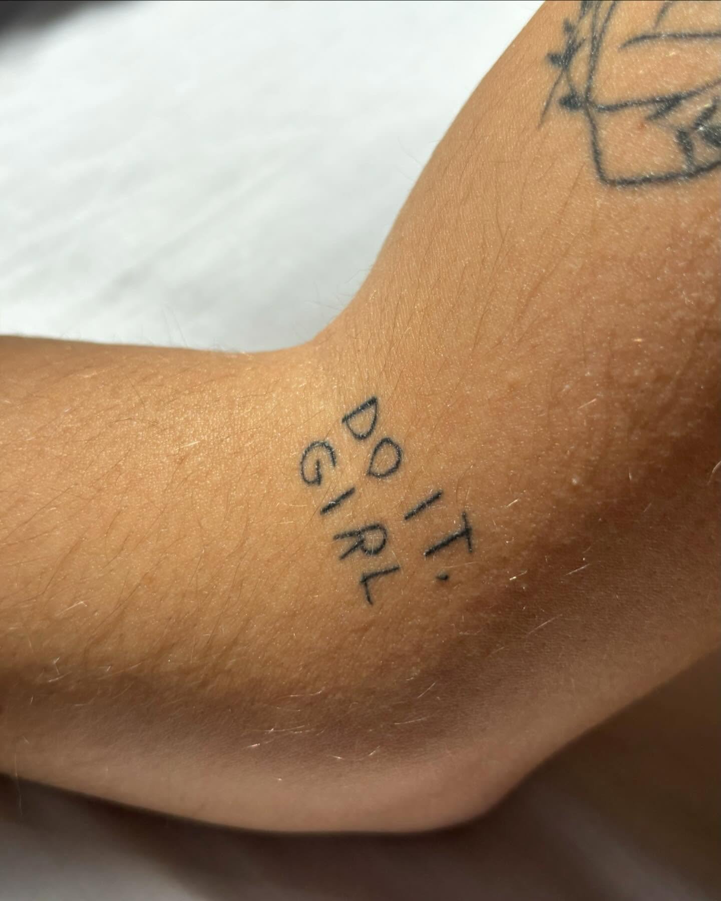 Tatuaje de frase en antebrazo, línea fina Sinkply Madrid