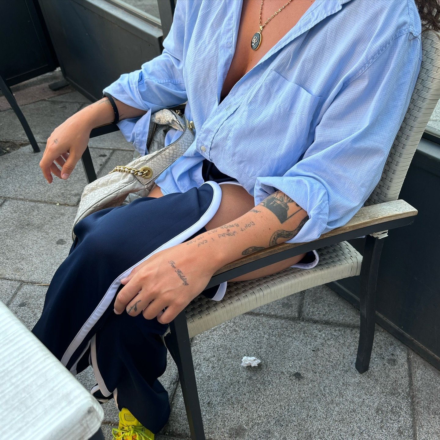 Tatuaje de frase en antebrazo, línea fina Sinkply Madrid