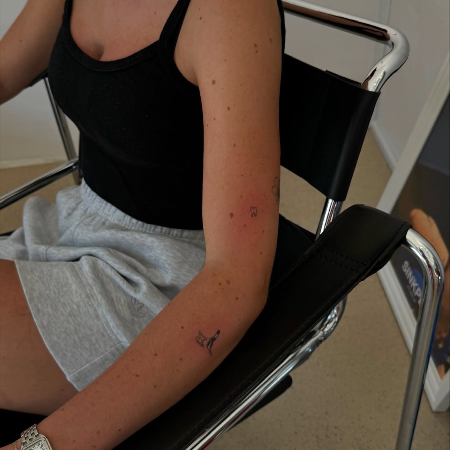 Tatuaje de frase en antebrazo, línea fina Sinkply Madrid