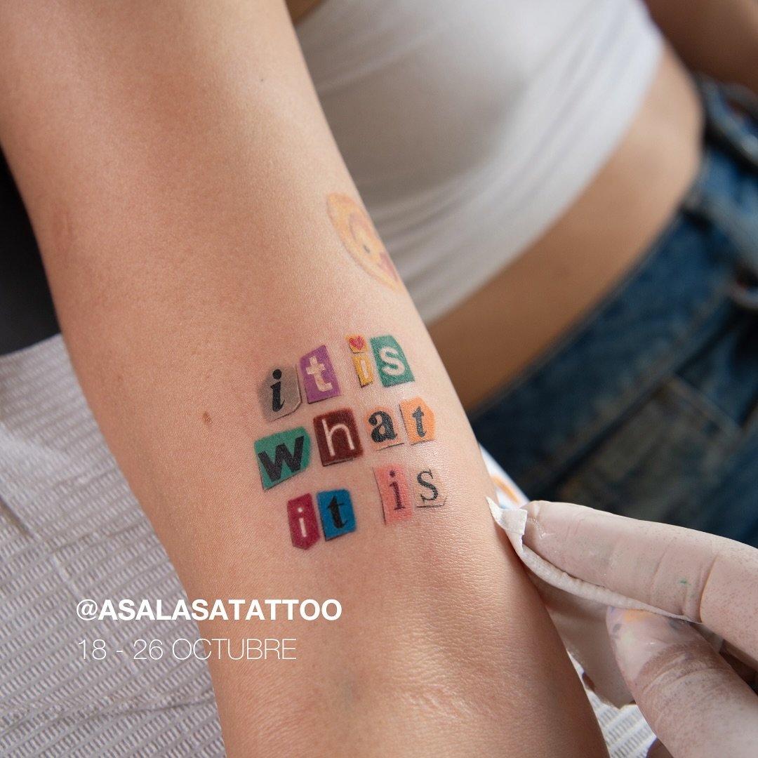 Tatuaje de frase en antebrazo, línea fina Sinkply Madrid