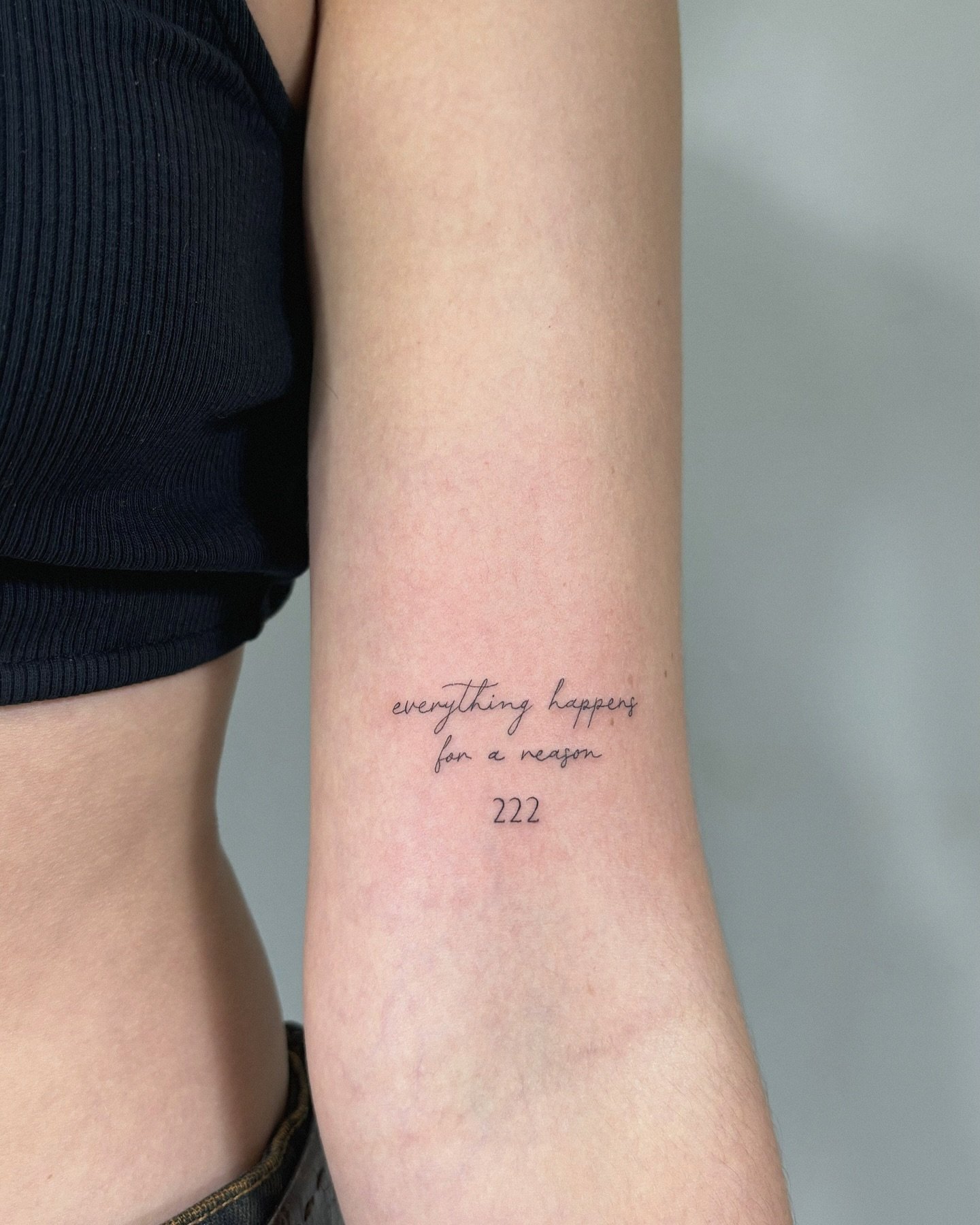 Tatuaje de frase en antebrazo, línea fina Sinkply Madrid