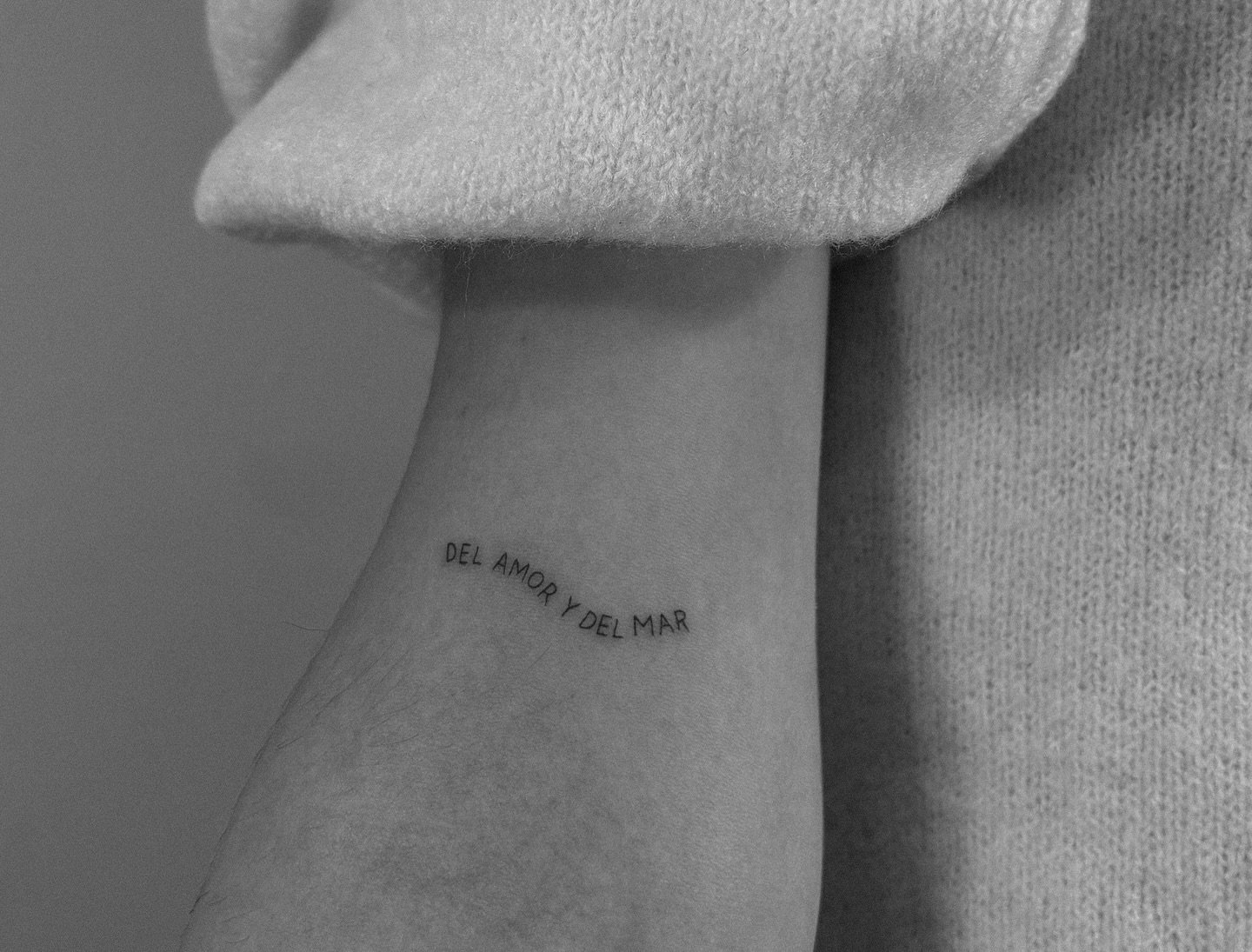 Tatuaje de frase en antebrazo, línea fina Sinkply Madrid