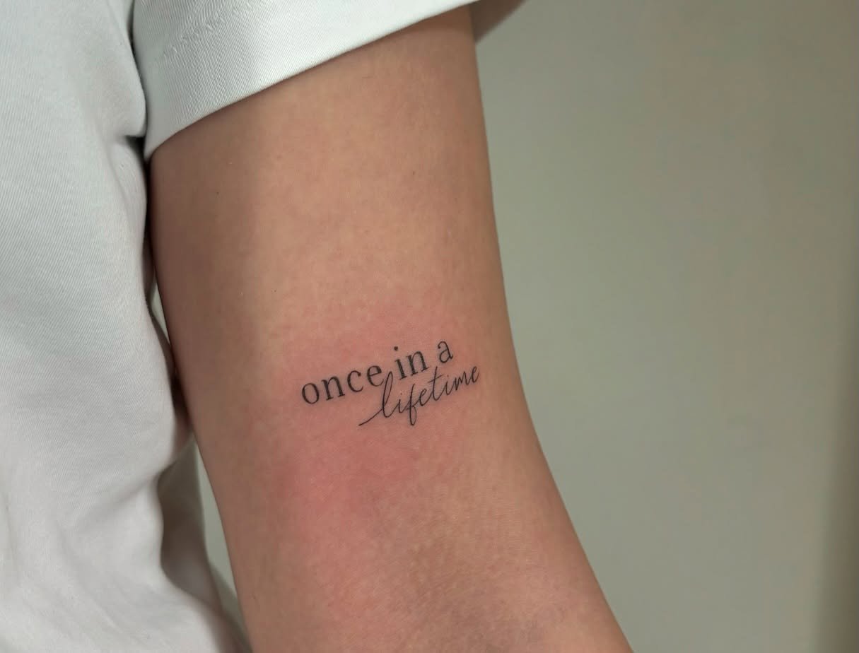 Tatuaje de frase en antebrazo, línea fina Sinkply Madrid