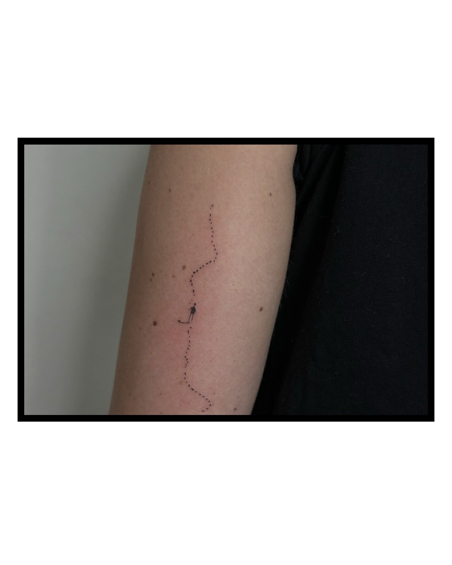 Tatuaje de frase en antebrazo, línea fina Sinkply Madrid