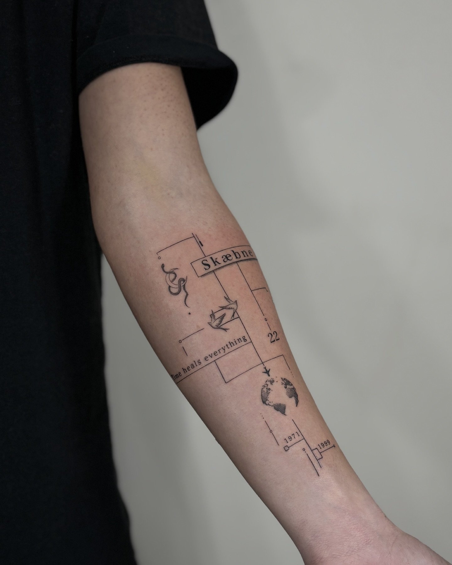 Tatuaje de frase en antebrazo, línea fina Sinkply Madrid