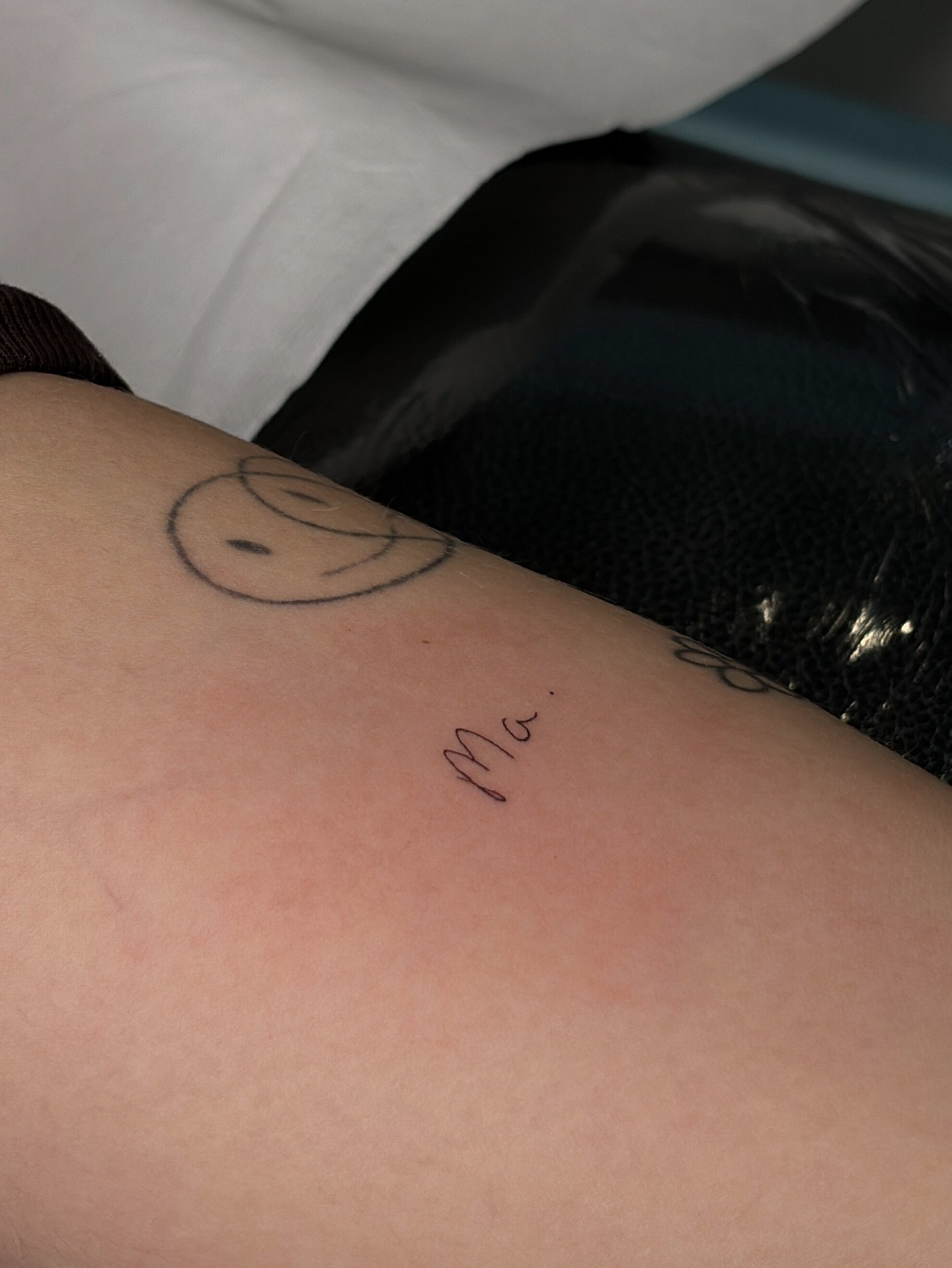 Tatuaje de frase en antebrazo, línea fina Sinkply Madrid