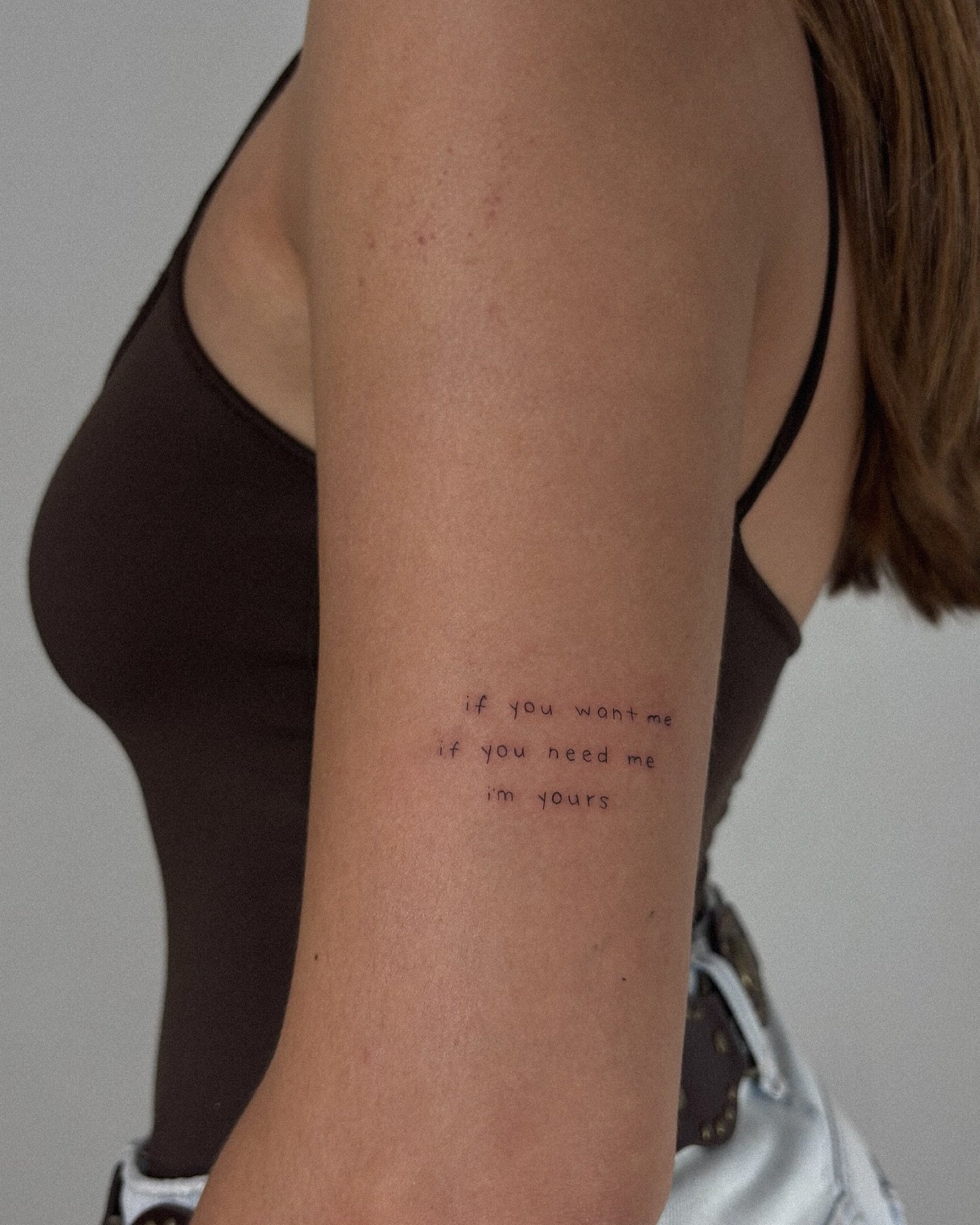 Tatuaje de frase en antebrazo, línea fina Sinkply Madrid