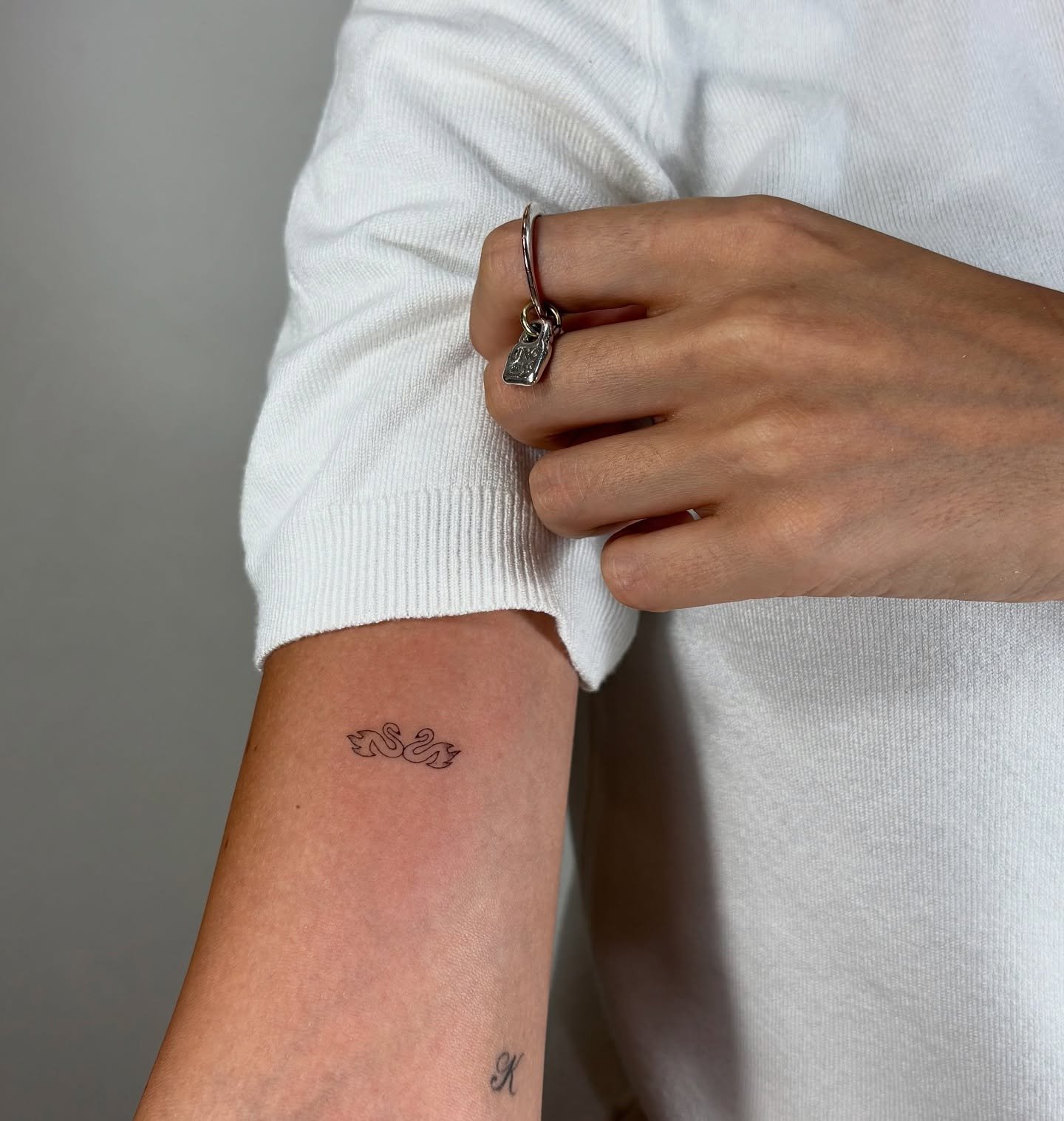 Tatuaje de frase en antebrazo, línea fina Sinkply Madrid
