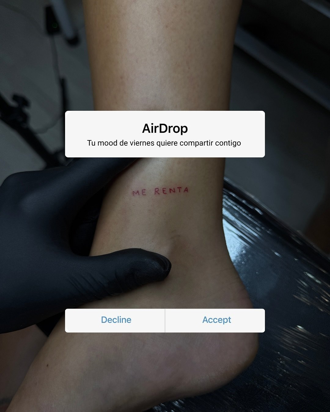 Tatuaje de frase en antebrazo, línea fina Sinkply Madrid
