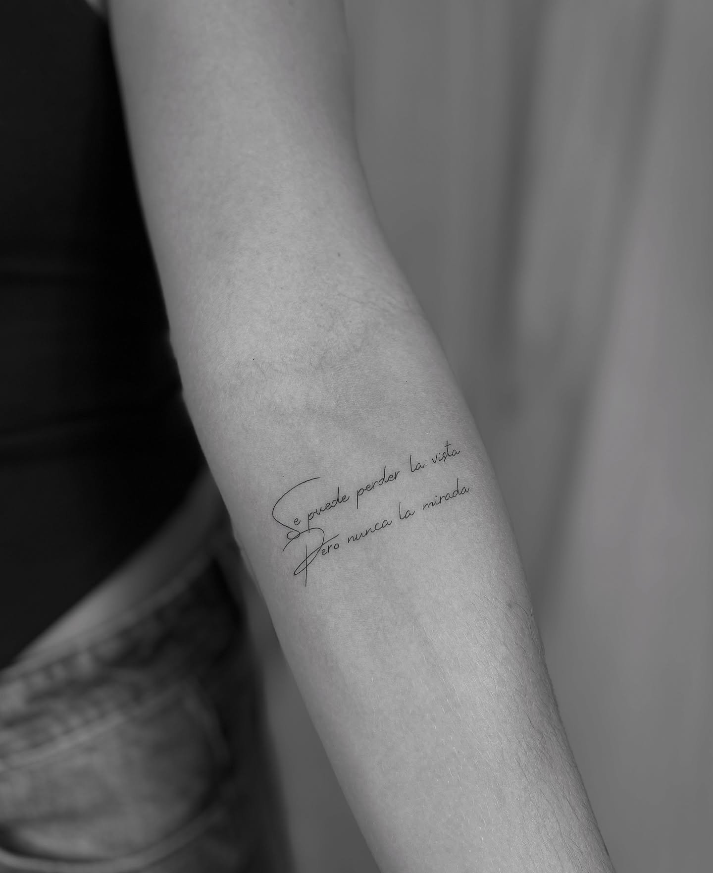 Tatuaje de frase en antebrazo, línea fina Sinkply Madrid