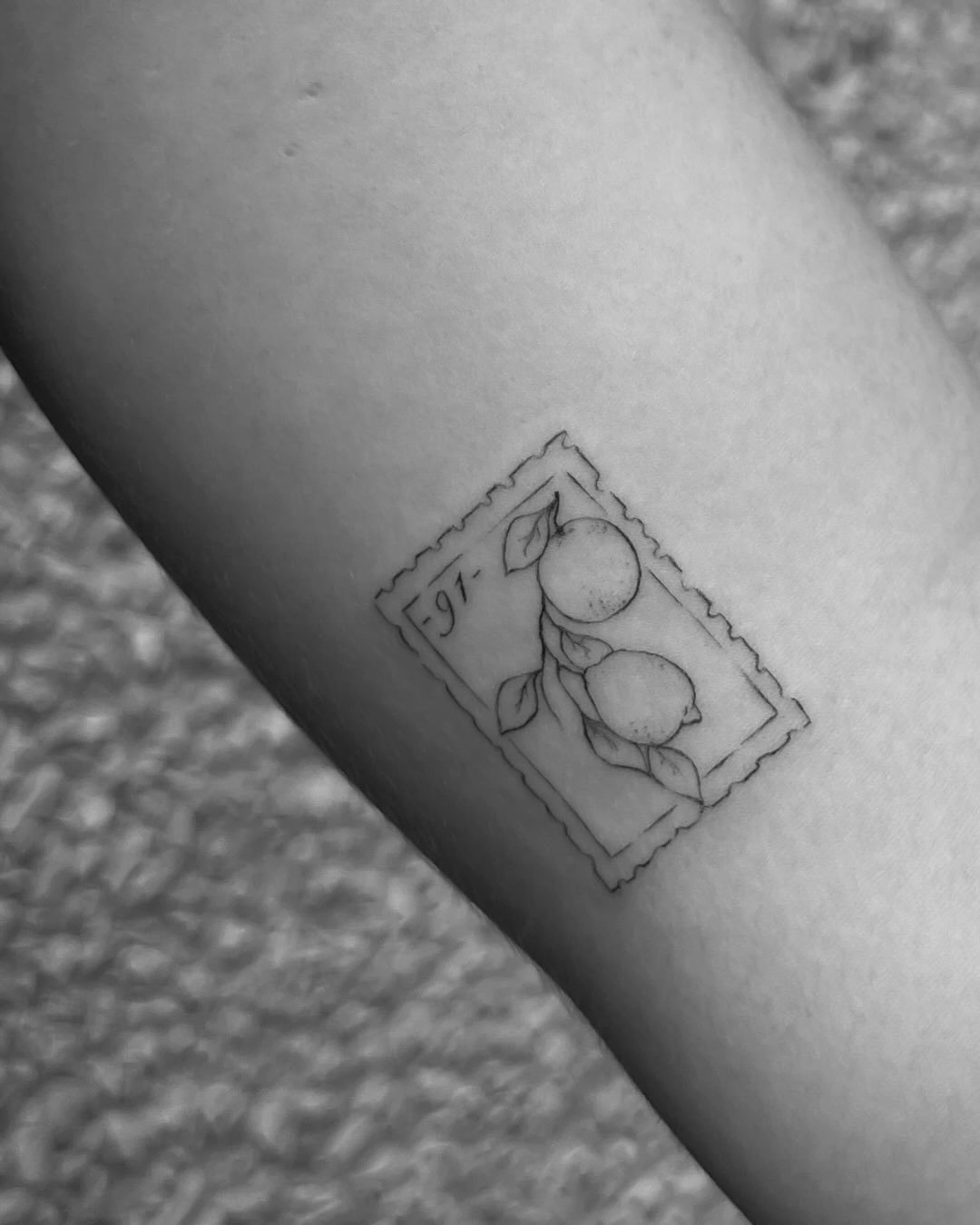 Tatuaje de frase en antebrazo, línea fina Sinkply Madrid