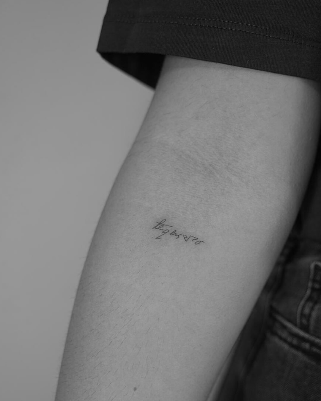 Tatuaje de frase en antebrazo, línea fina Sinkply Madrid