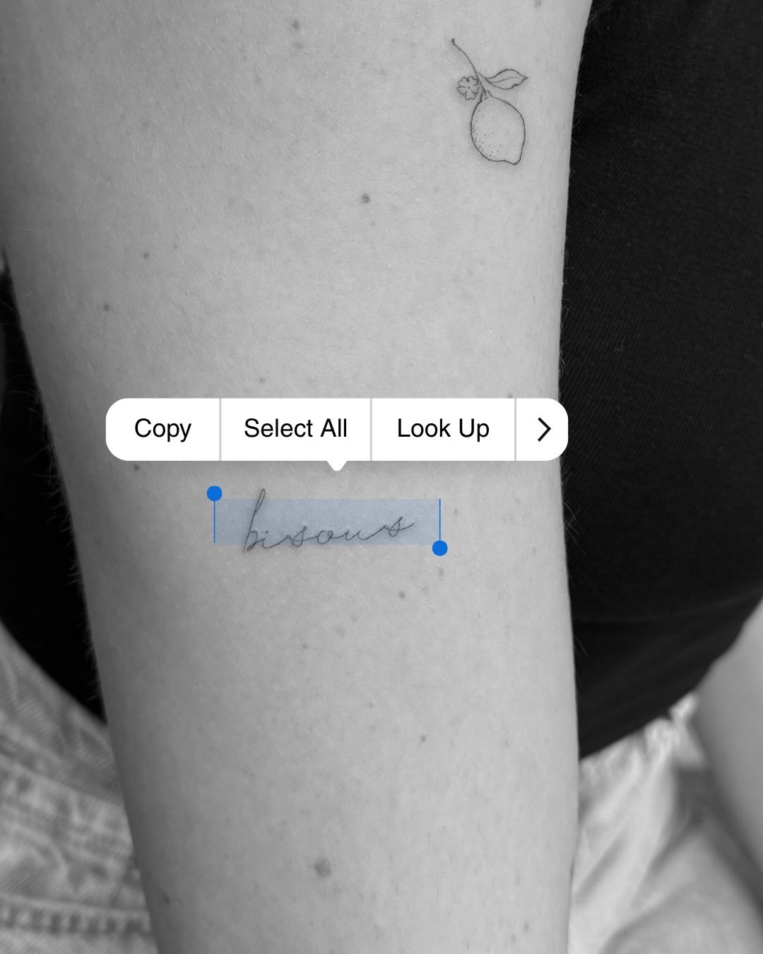 Tatuaje de frase en antebrazo, línea fina Sinkply Madrid