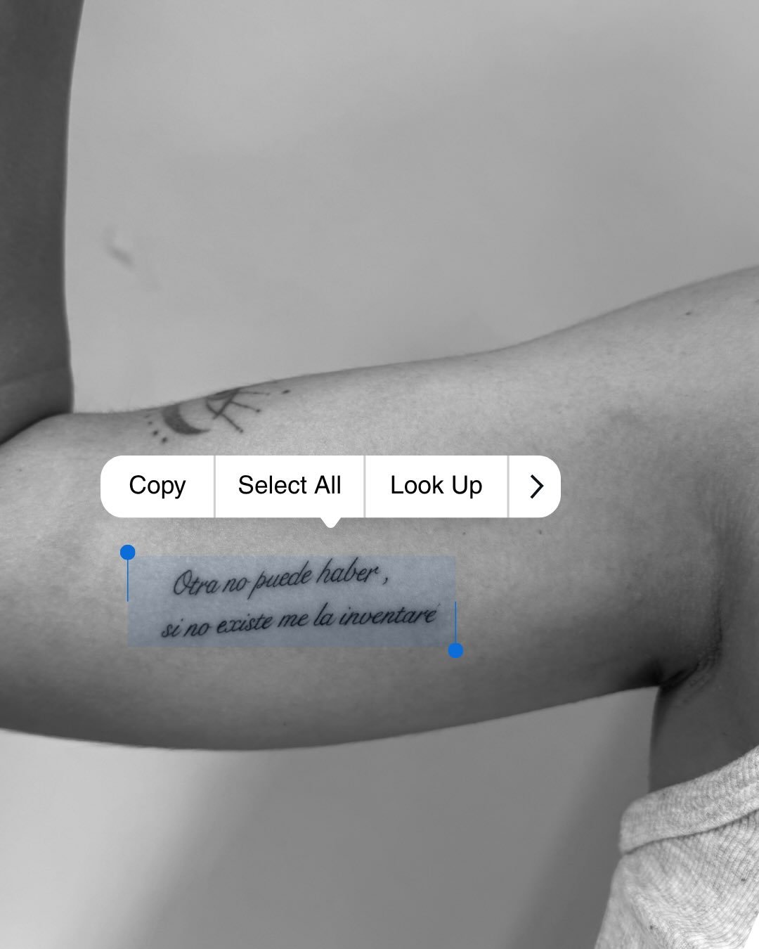 Tatuaje de frase en antebrazo, línea fina Sinkply Madrid