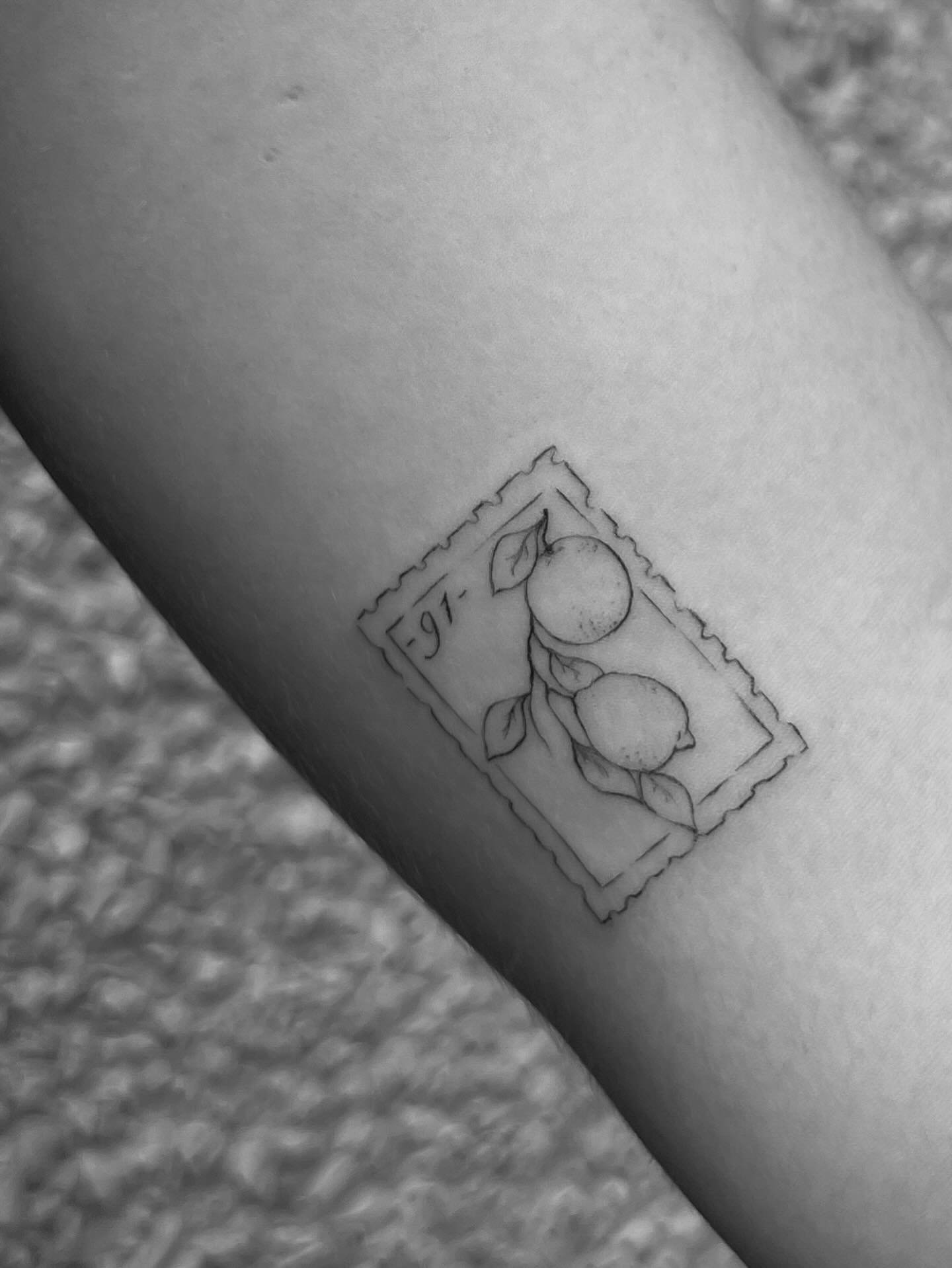 Tatuaje de frase en antebrazo, línea fina Sinkply Madrid