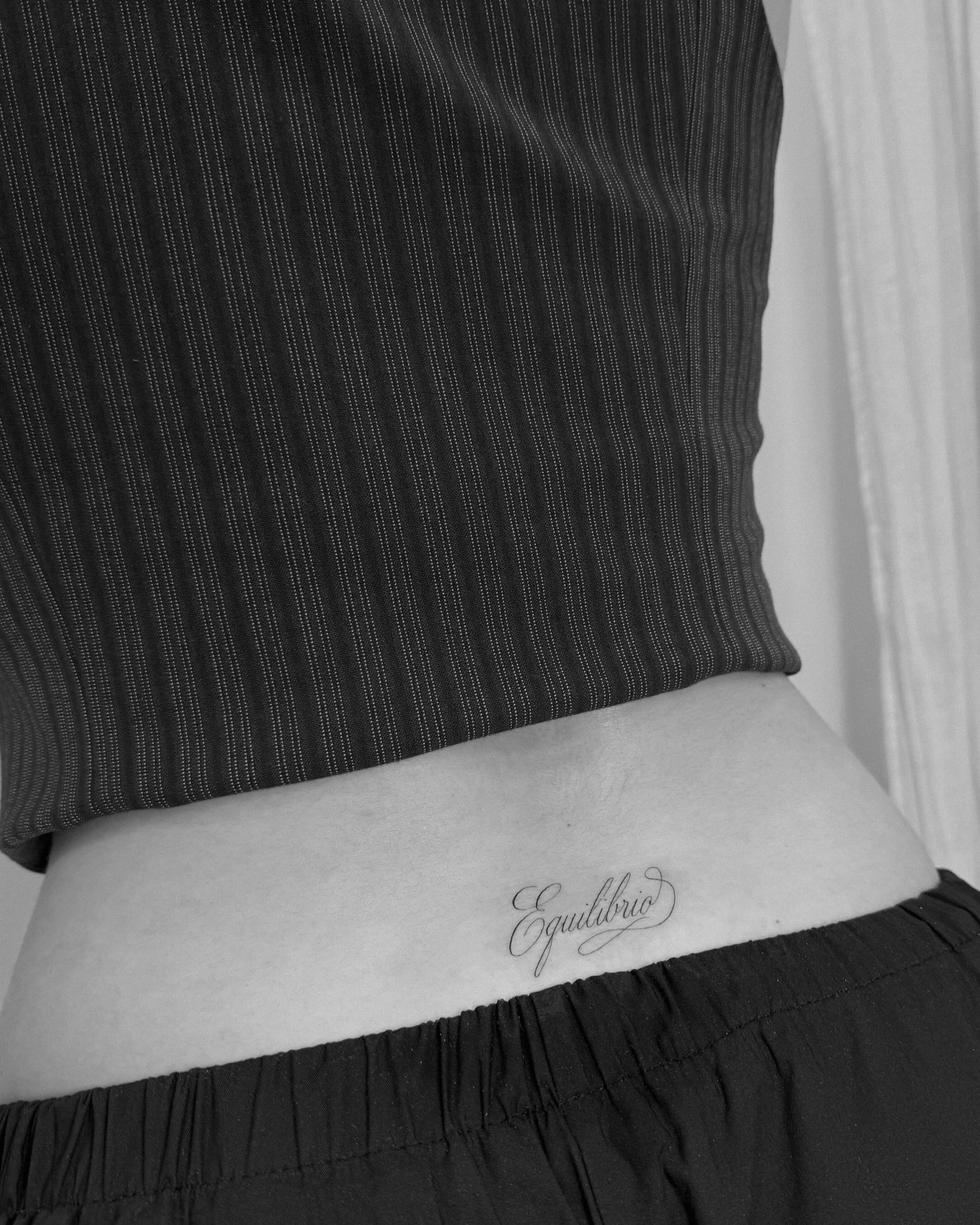 Tatuaje de frase en antebrazo, línea fina Sinkply Madrid