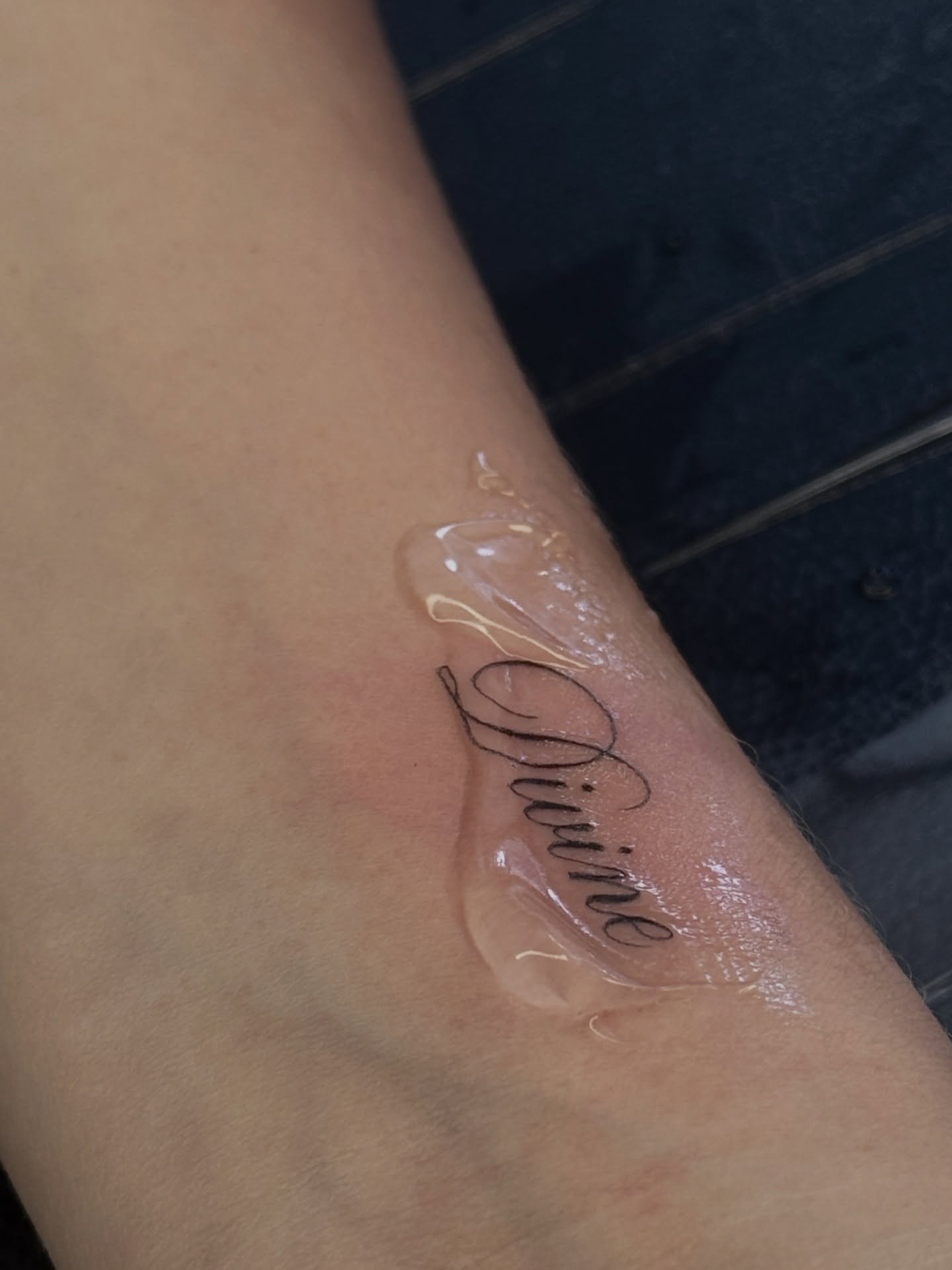 Tatuaje de frase en antebrazo, línea fina Sinkply Madrid