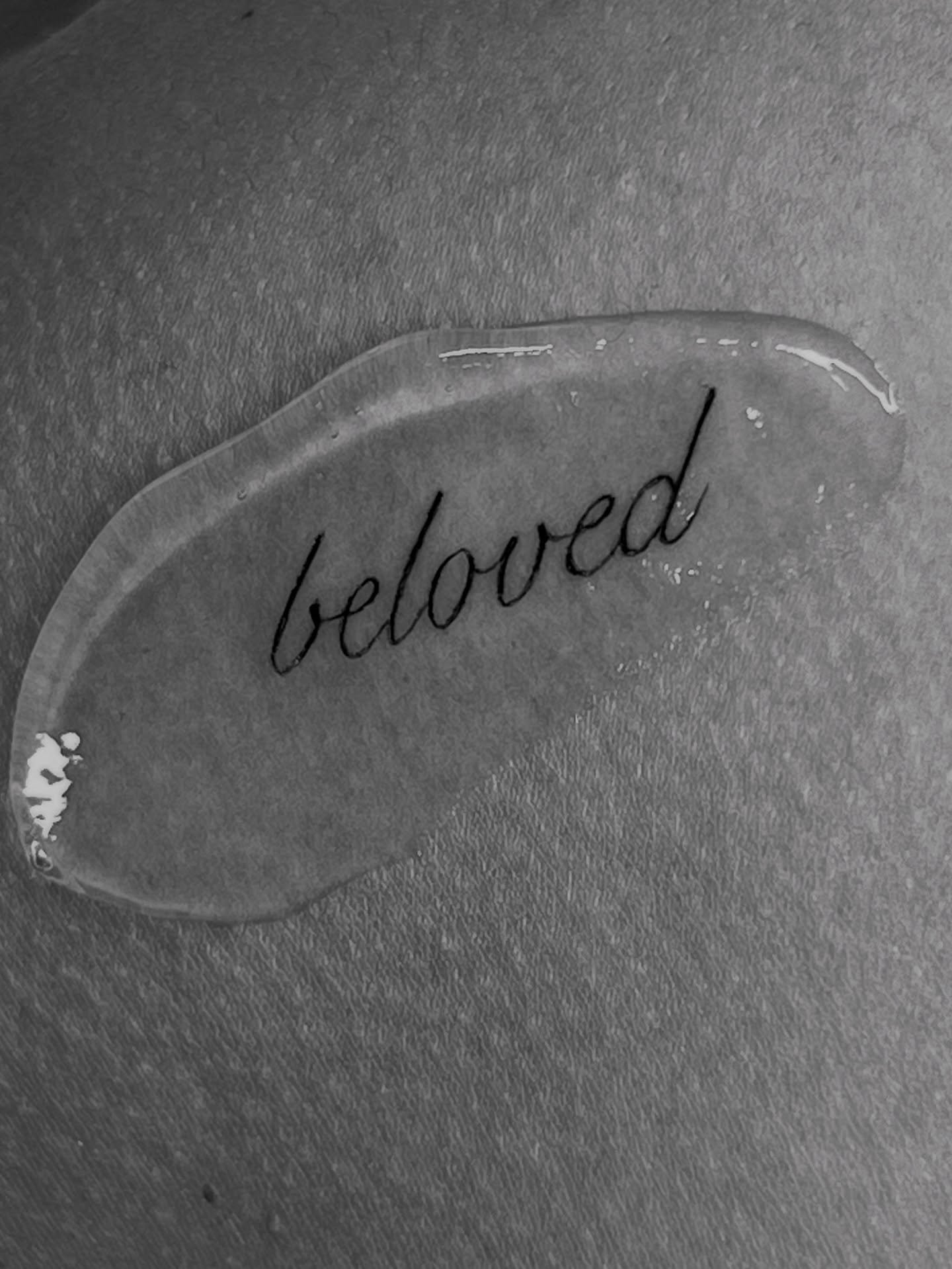Tatuaje de frase en antebrazo, línea fina Sinkply Madrid