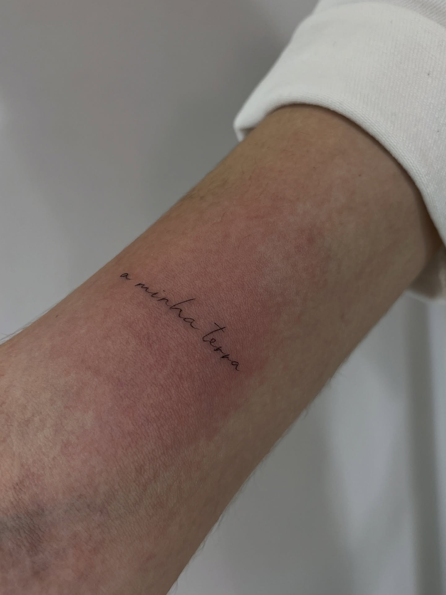 Tatuaje de frase en antebrazo, línea fina Sinkply Madrid