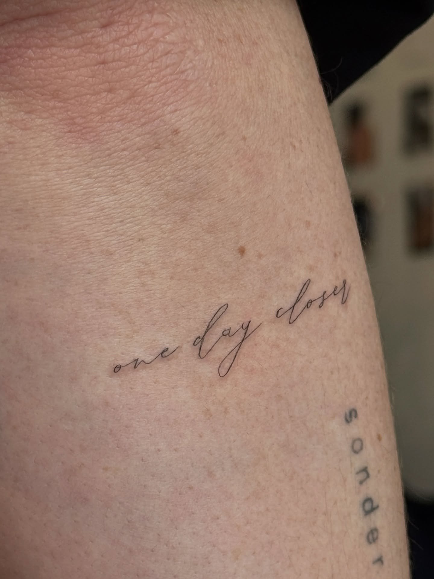 Tatuaje de frase en antebrazo, línea fina Sinkply Madrid