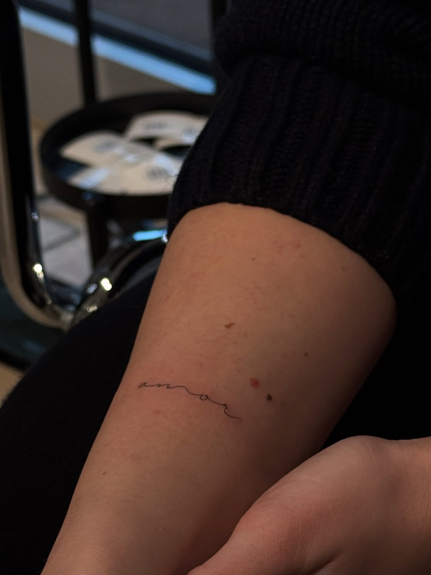Tatuaje de frase en antebrazo, línea fina Sinkply Madrid