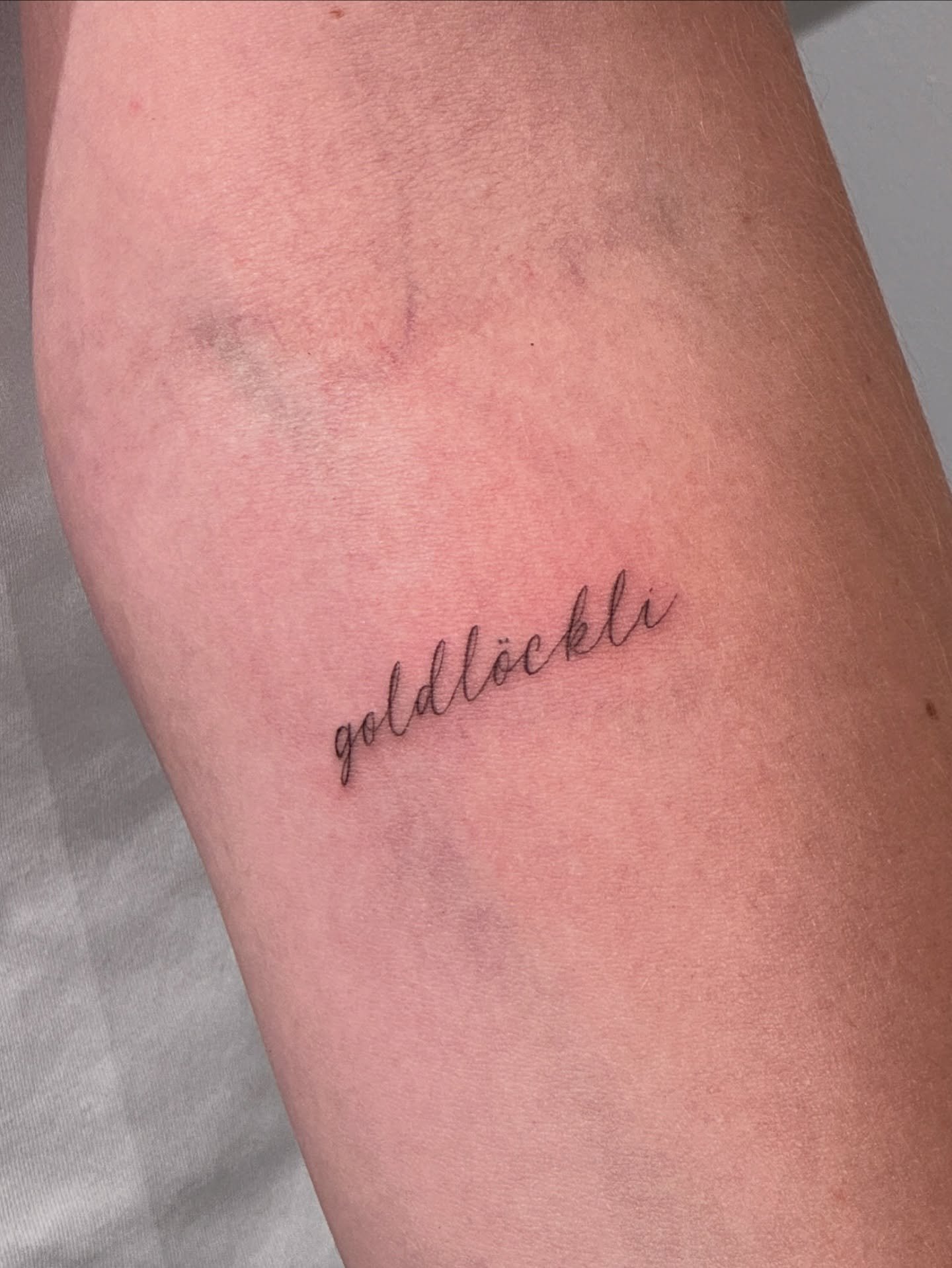 Tatuaje de frase en antebrazo, línea fina Sinkply Madrid