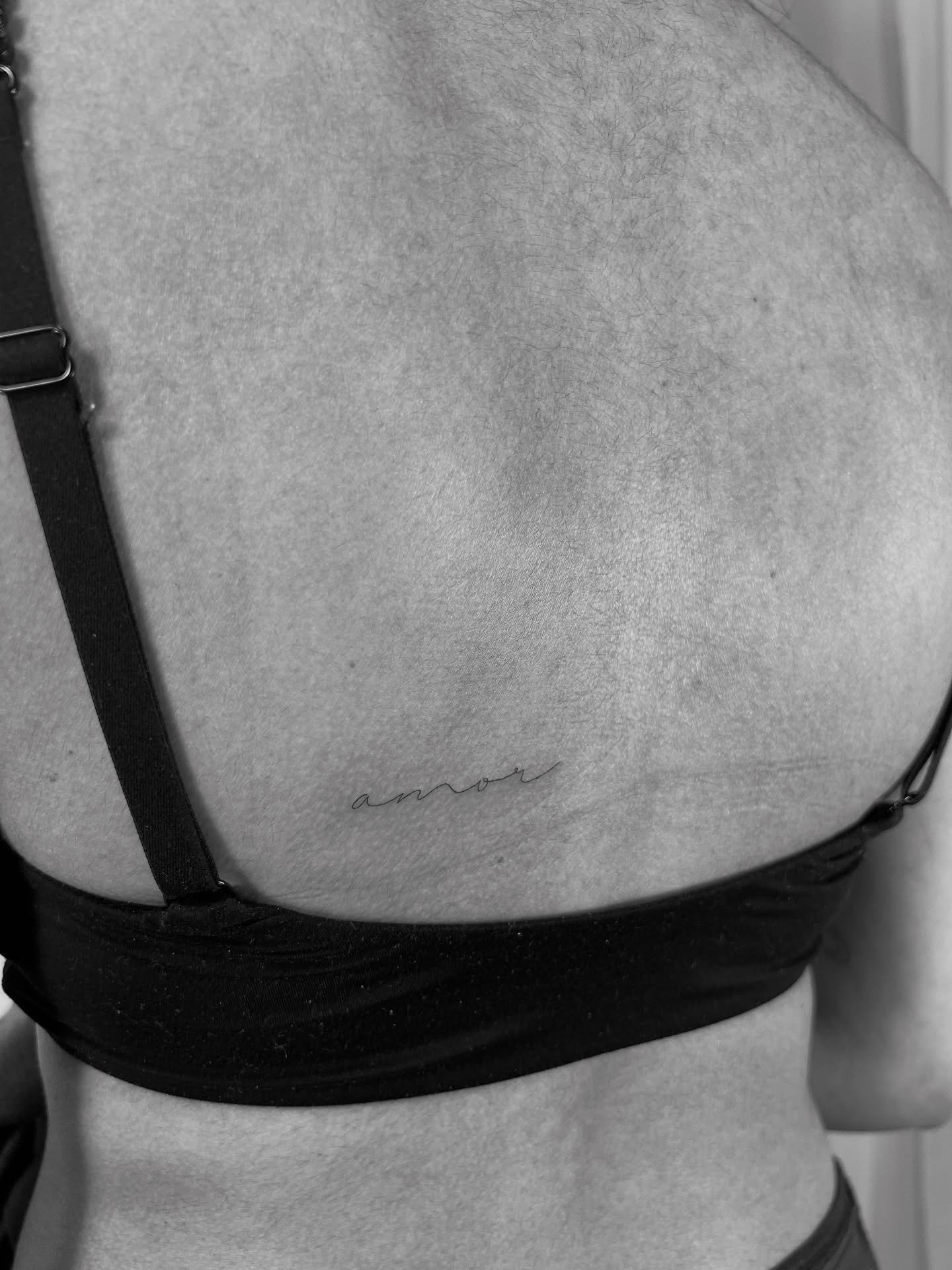 Tatuaje de frase en antebrazo, línea fina Sinkply Madrid