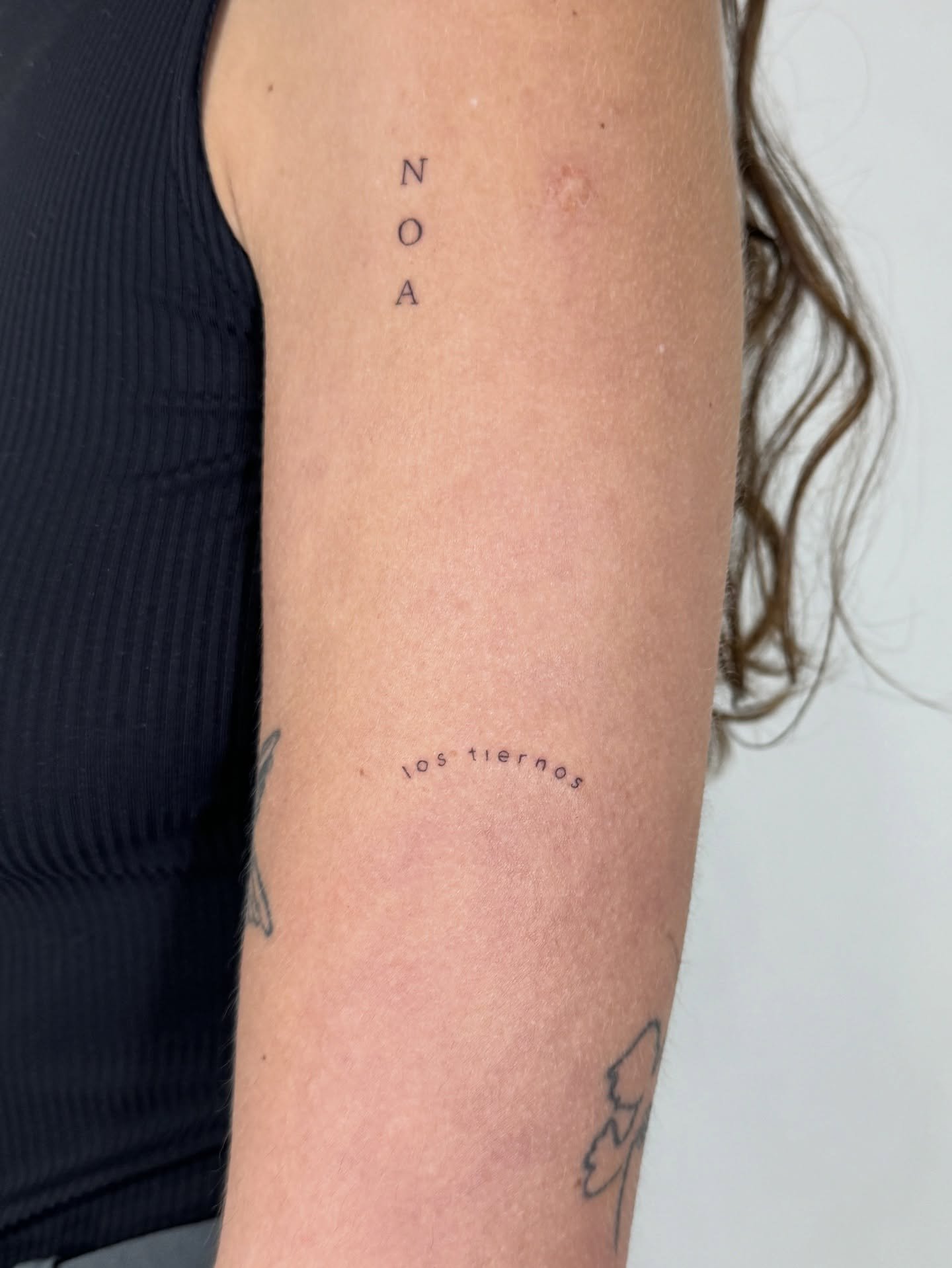 Tatuaje de frase en antebrazo, línea fina Sinkply Madrid