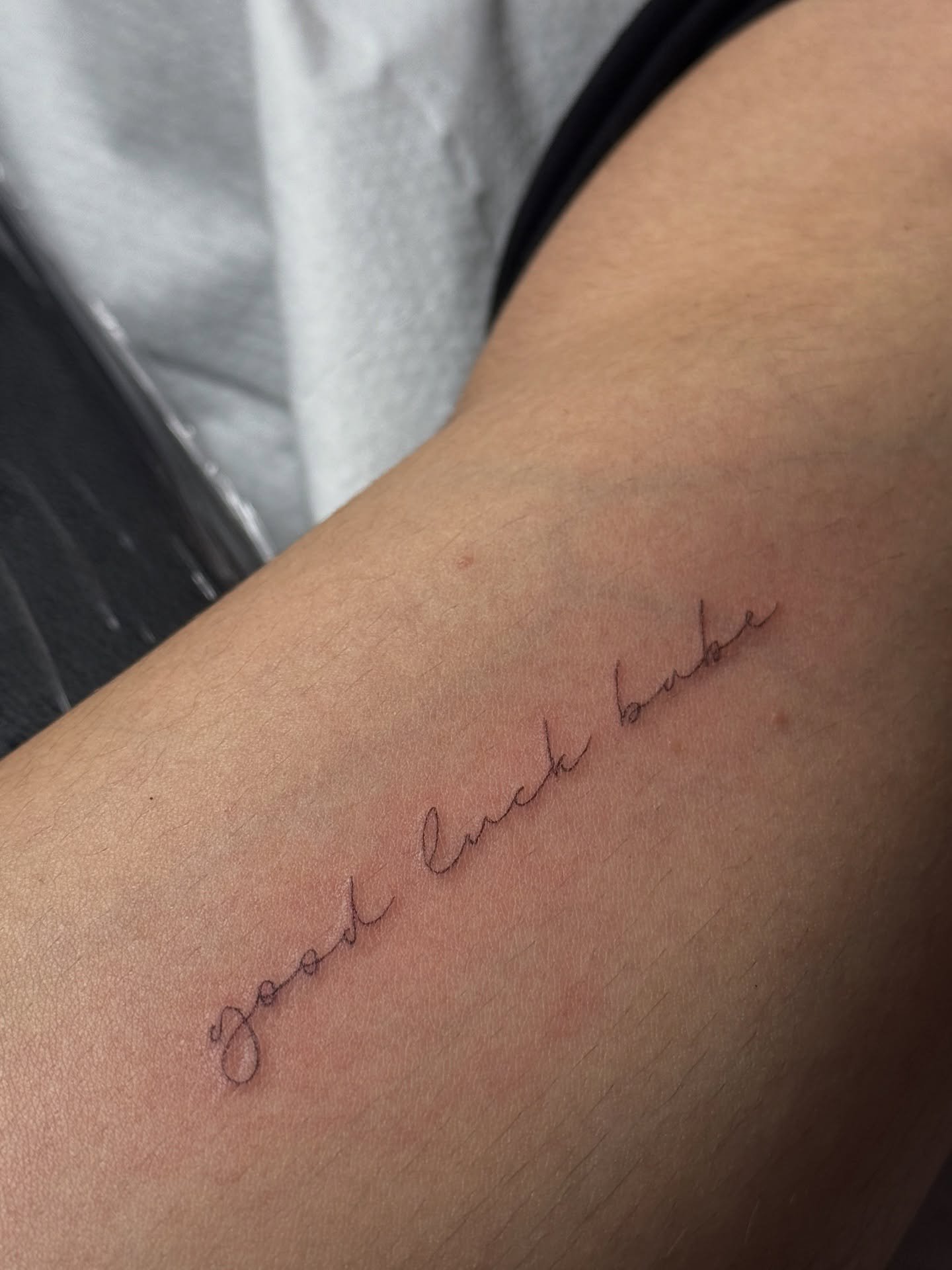 Tatuaje de frase en antebrazo, línea fina Sinkply Madrid