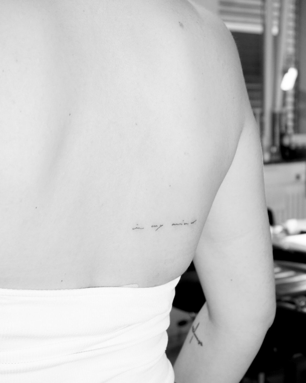 Tatuaje de frase en antebrazo, línea fina Sinkply Madrid