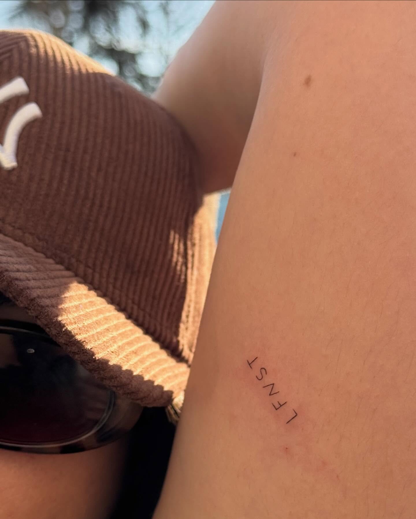 Tatuaje de frase en antebrazo, línea fina Sinkply Madrid
