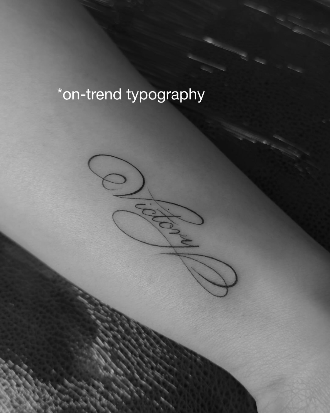 Tatuaje de frase en antebrazo, línea fina Sinkply Madrid