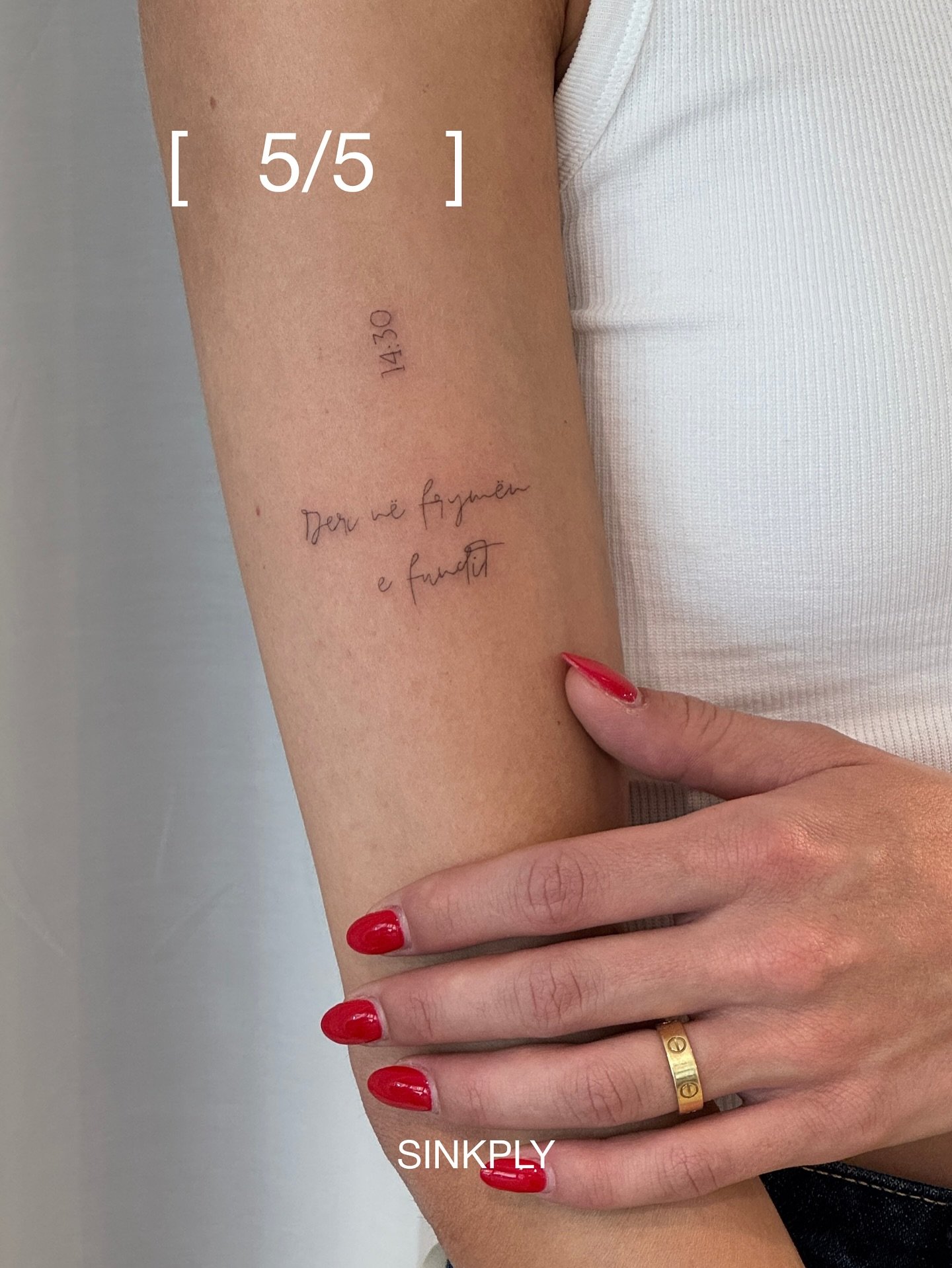 Tatuaje de frase en antebrazo, línea fina Sinkply Madrid