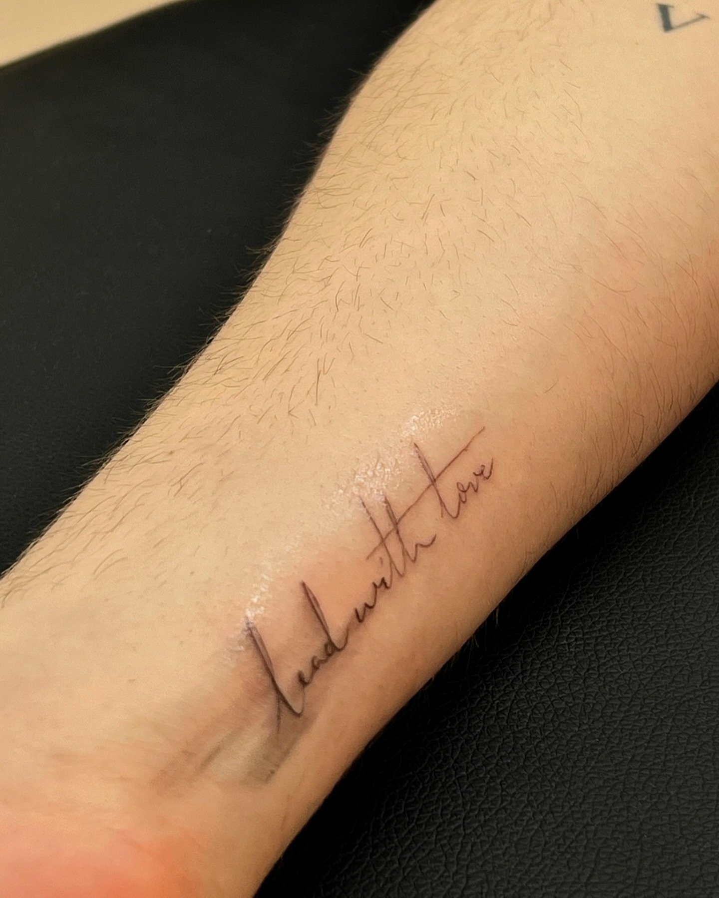 Tatuaje de frase en antebrazo, línea fina Sinkply Madrid
