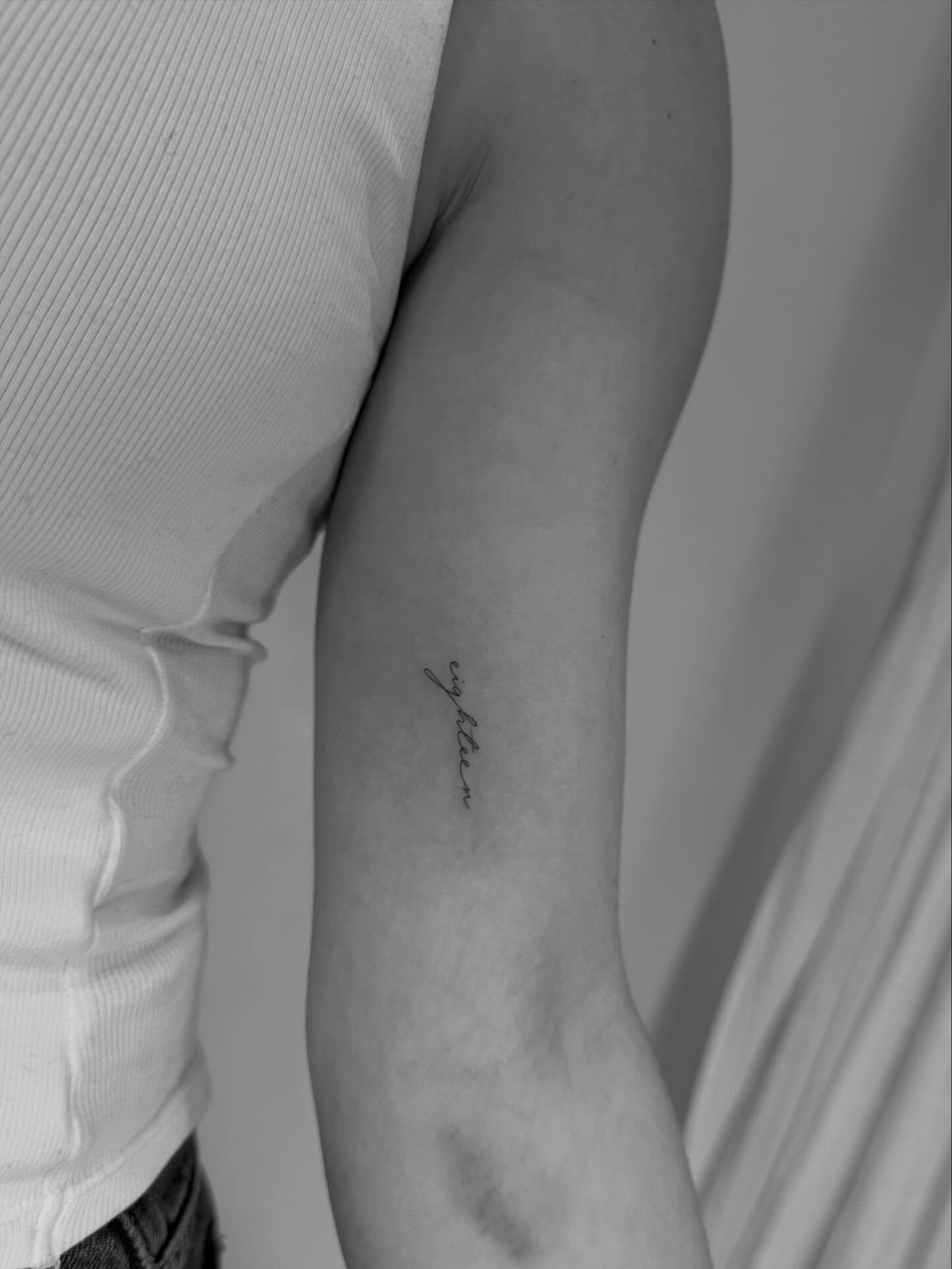 Tatuaje de frase en antebrazo, línea fina Sinkply Madrid