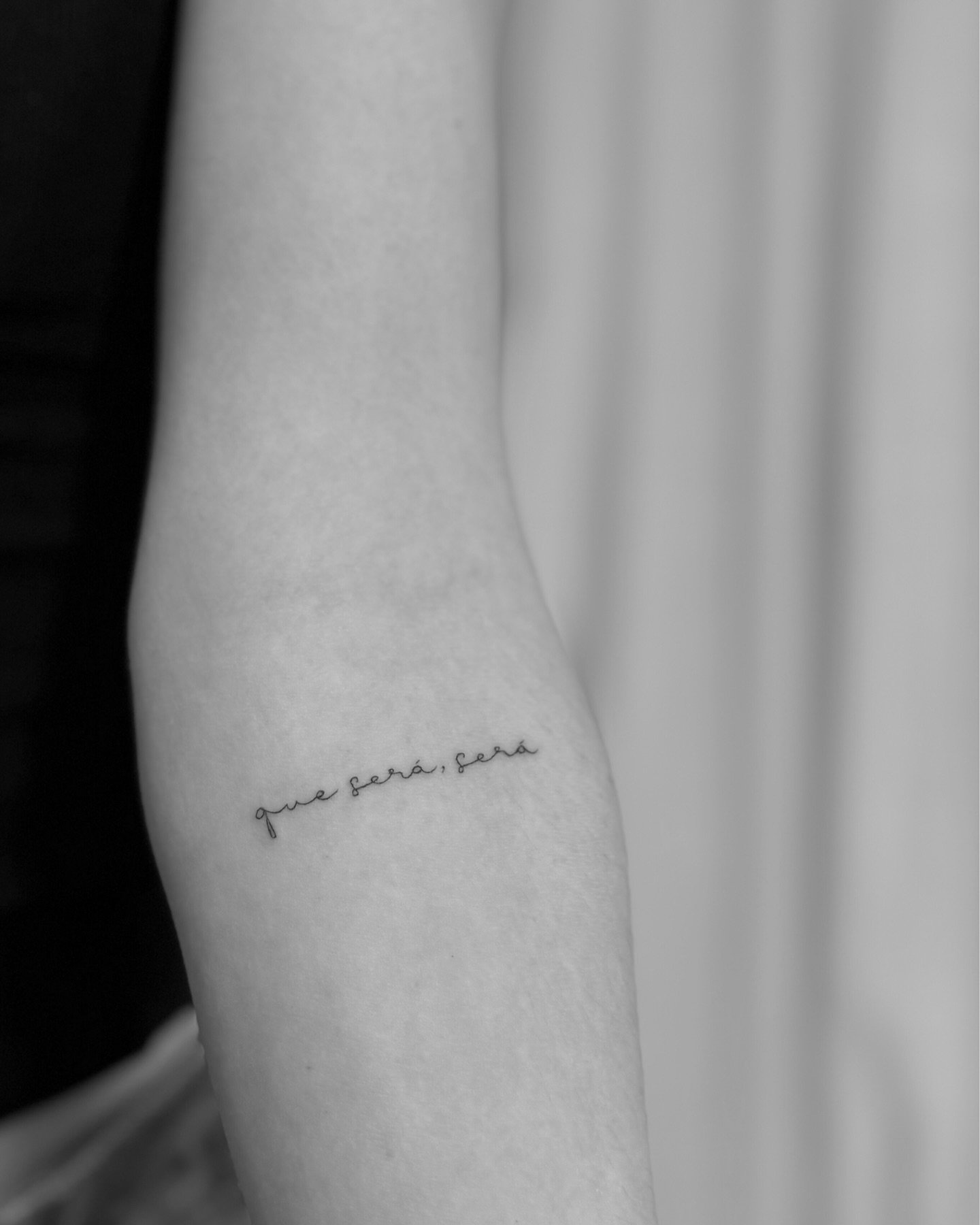 Tatuaje de frase en antebrazo, línea fina Sinkply Madrid